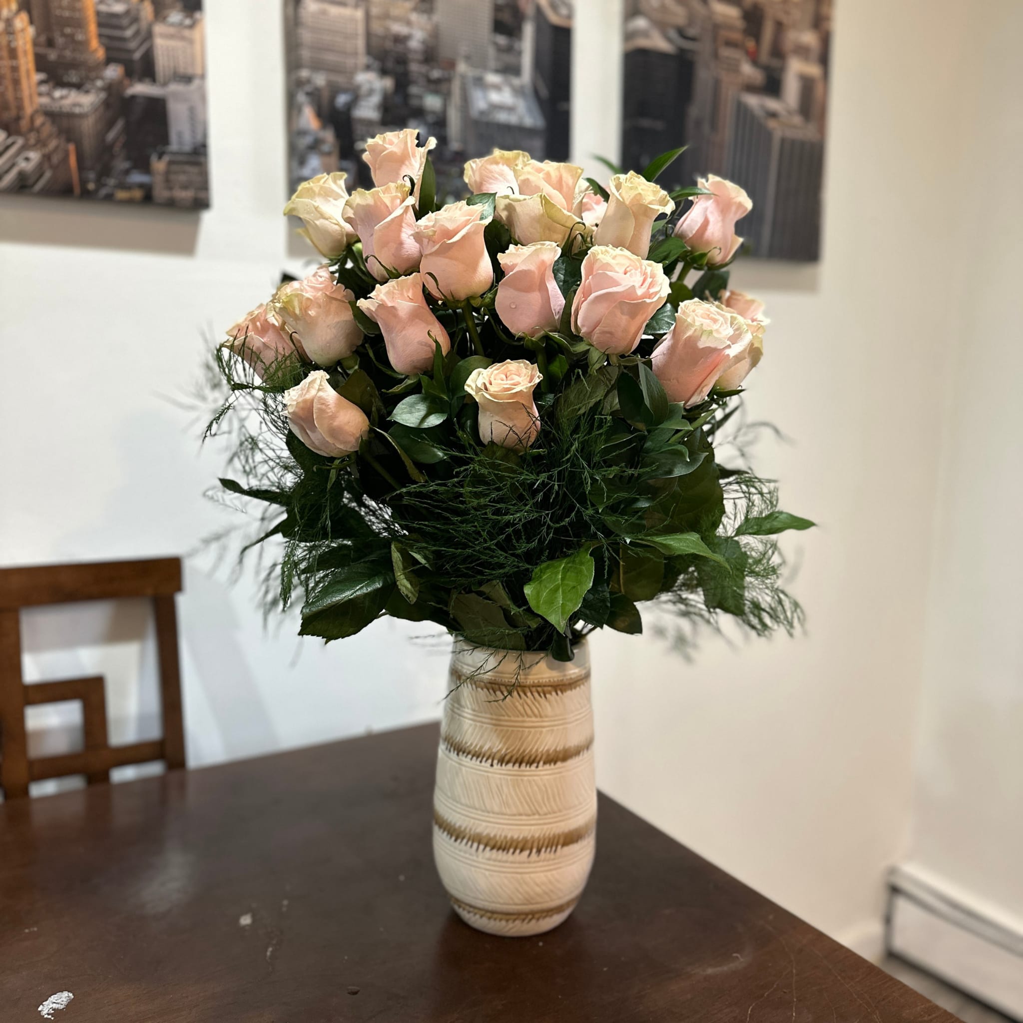 25 Pink Roses Long Island, New York - Pink Roses (pink mondial roses) puedes enviar este hermoso arreglo con 25 rosas a cualquier lugar de Long Island, New York.   Especificaciones: Este arreglo podrá ser hecho en un florero de cerámica (como en la foto) o de vidrio. Todo depende de la existencia con los suppliers.