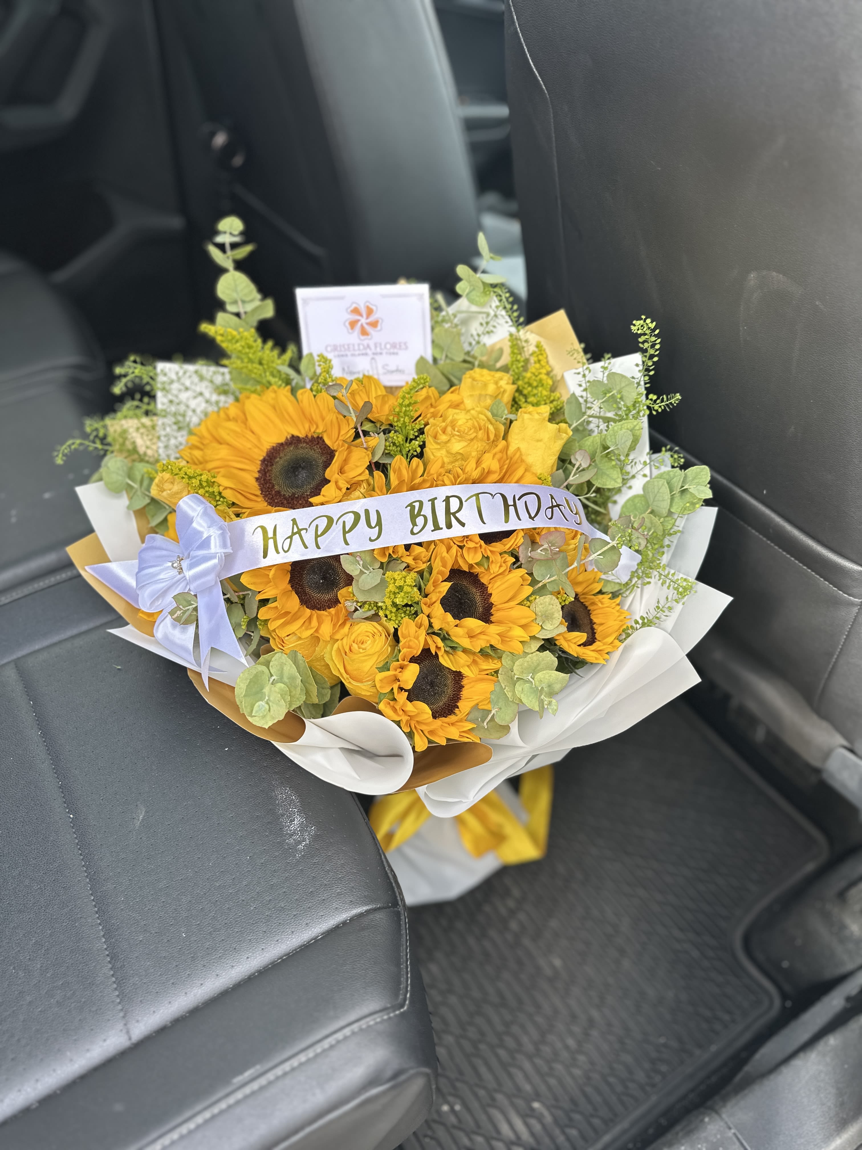 Ramo de girasoles y rosas Long Island New York - A ella le gustan los girasoles? Elige este hermoso arreglo con girasoles y papel a prueba de agua para que solo lo coloques directamente en un florero con agua.