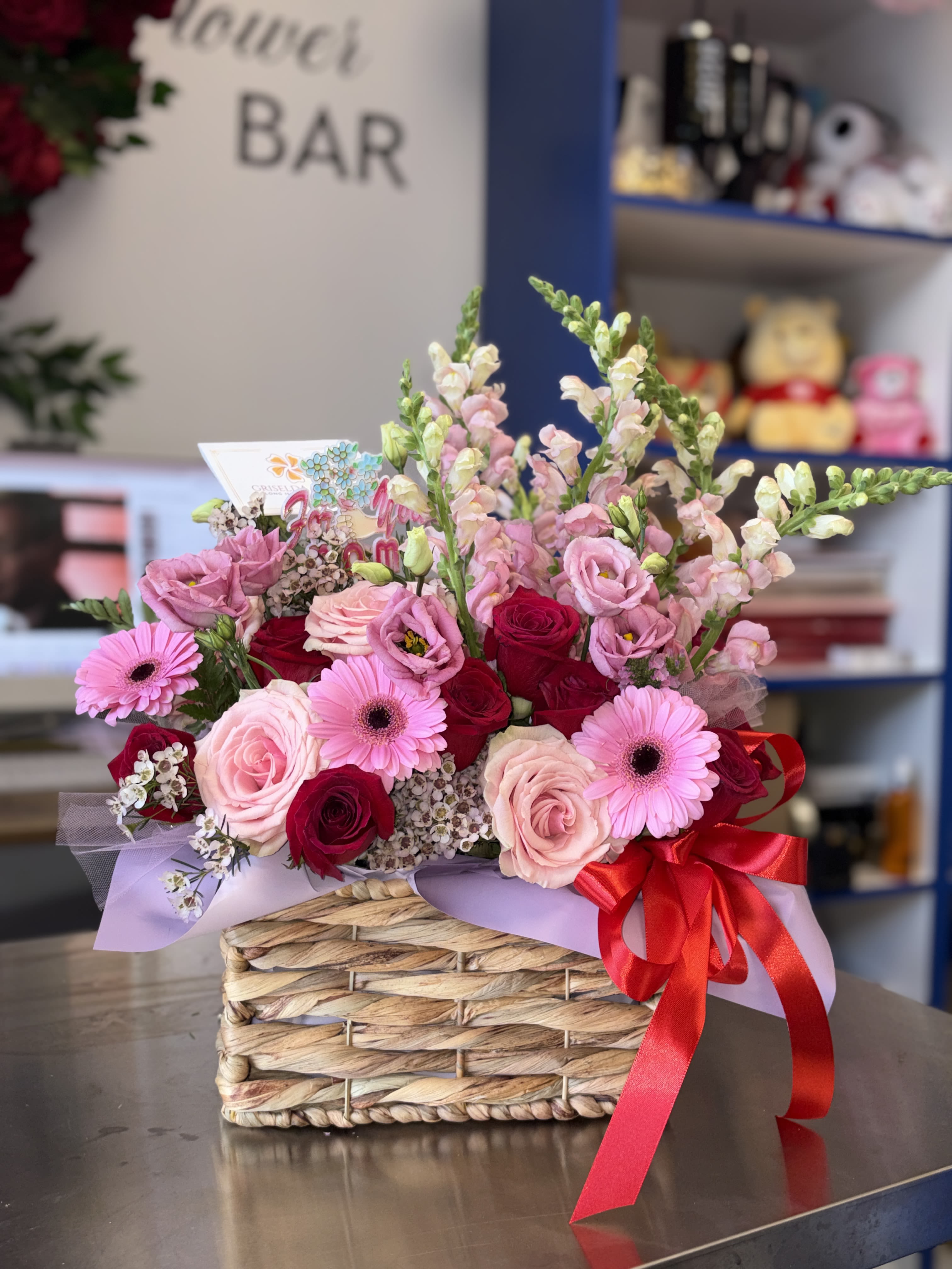 Canasta con rosas, gerberas, lisianthus y snapdragon en Bay Shore  - Hermosa canasta compacta con rosas, gerberas, lissantes y snapdragon
