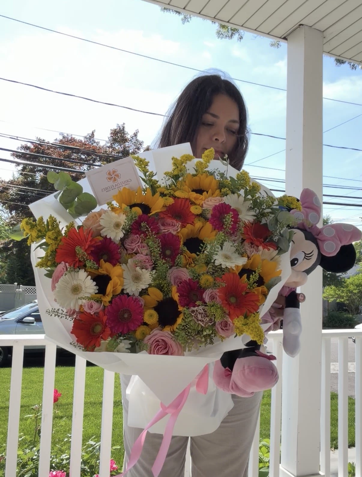 Ramo mixto de gerberas y girasoles Long Island, New York - Ramo incluye un mix de flores como:  Girasoles Gerberas mini blancas y hot pink Gerberas regulares anaranjadas Cremone beige PomPom Button Yellow Rosas Geraldine Claveles rosados Rosas Tifany Solidago Lepidium (Tlaspi) Eucalipto True Blue/Cinerea 