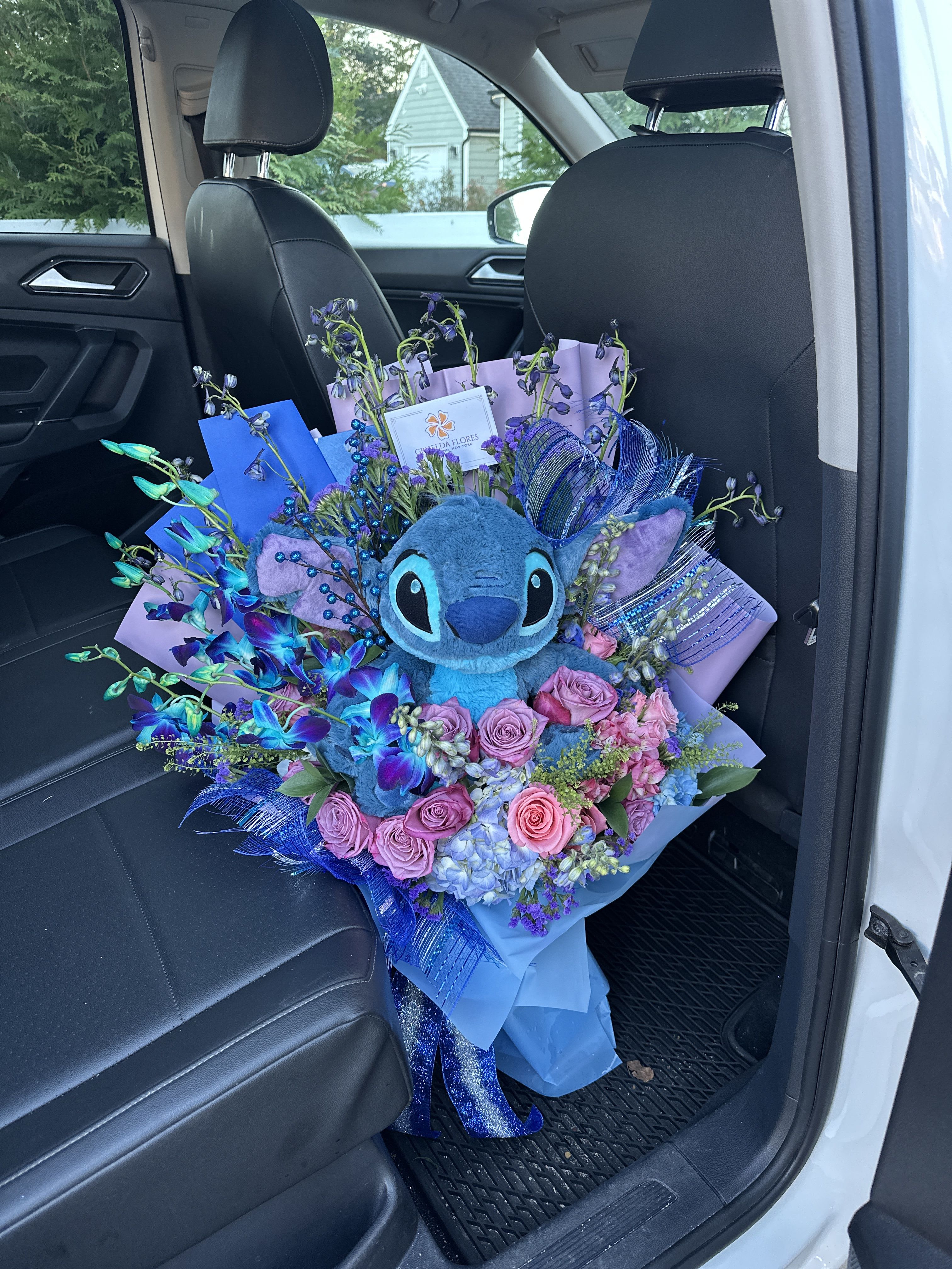 Arreglo de flores con Stitch Long Island  - Arreglo de flores con Stitch y orquideas