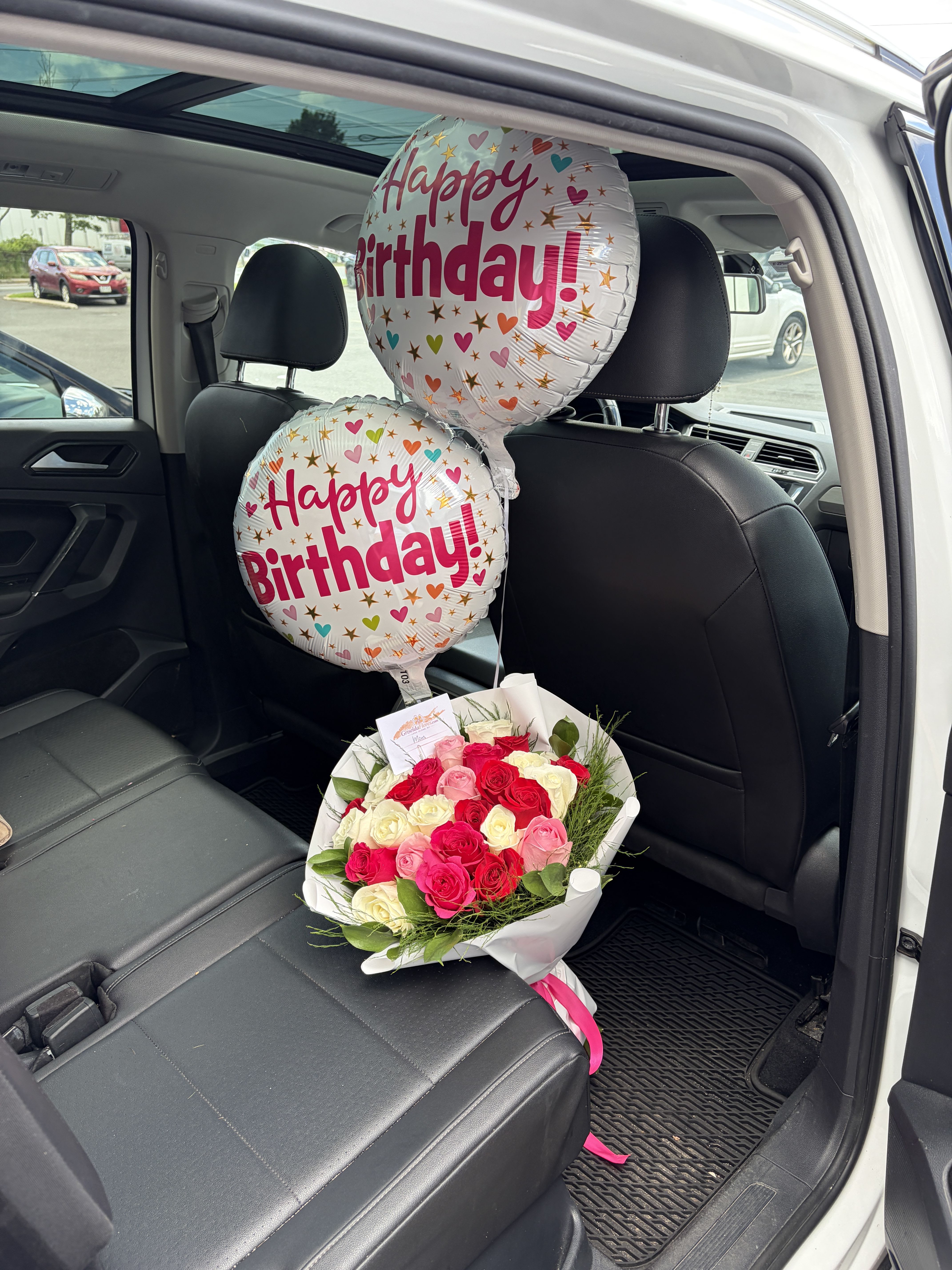 24 rosas y globos - Ramo con 24 rosas en 3 colores mas globos de cumpleaños.