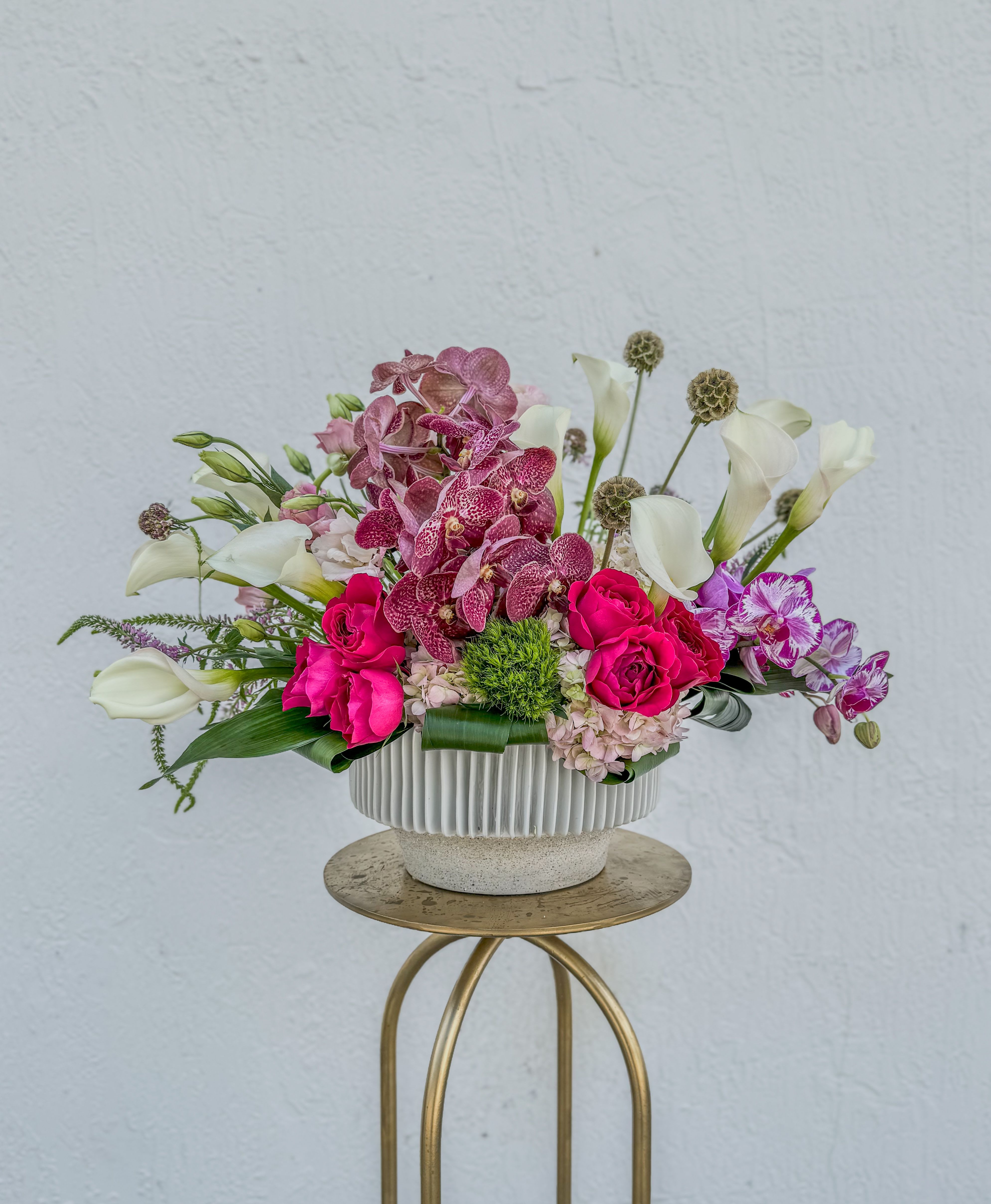 Dolce Vita - A striking blend of refined elegance and modern luxury, this floral arrangement embodies effortless sophistication. It's perfect for those with a taste for the extraordinary.