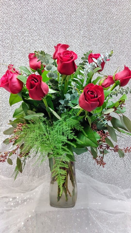 Bouquet of red roses in a clear glass vase