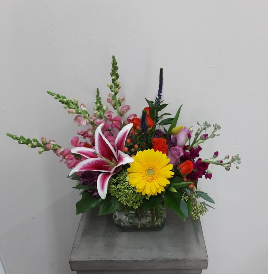 Mixed bouquet in a glass vase with a yellow gerbera and pink lily