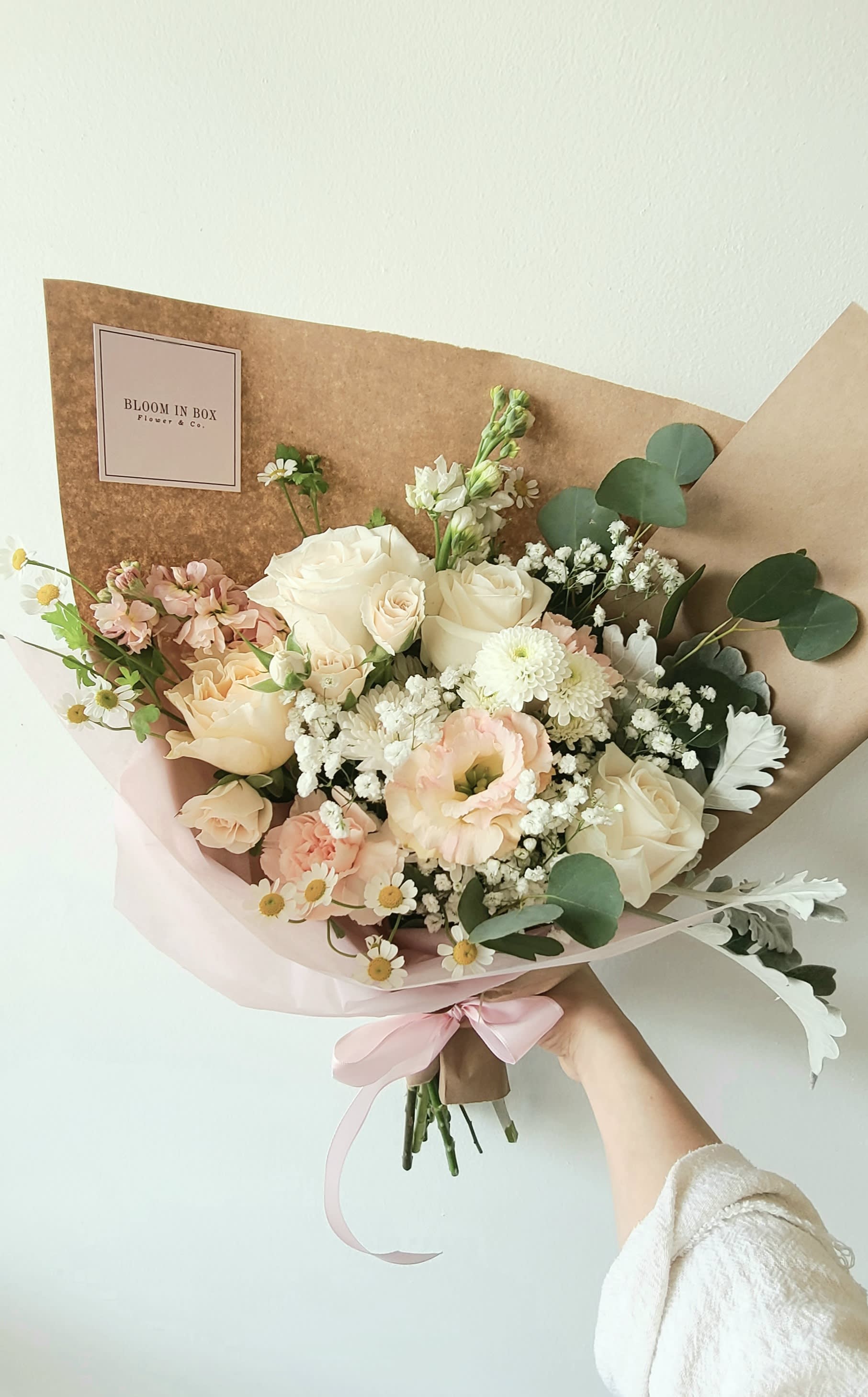 Cream &amp; Peach Bouquet (M) - Hand-held Bouquet The bouquet shown in the photo is our Standard Size, wrapped in brown kraft paper. Our Deluxe Bouquet features the same bouquet size, but is wrapped using color sheet paper instead of kraft paper.  Mon–Fri: 9:30 a.m. – 6:00 p.m. Sat: 9:00 a.m. – 4:00 p.m. Sun: Closed  Delivery Deliveries are typically made between 9:00 a.m. and 3:00 p.m. While we are unable to guarantee specific delivery times, we will always do our best to accommodate your requests. If you prefer a later afternoon delivery, please let us know in advance and we will try to accommodate. If your delivery address requires a gate code, please provide it to ensure smooth delivery.  Pick-Up Please also try to pick up your order at the scheduled time. When pick-ups are delayed during busy time slots, it may affect other customers placing orders for the same time. We appreciate your understanding!  Please Note Your arrangement may vary slightly from the photos depending on seasonal availability and store stock. However, we will match the overall color palette and ensure your flowers are fresh and beautifully designed.  Thank you!