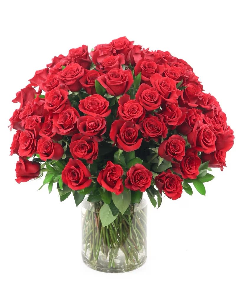 Bouquet of red roses in a clear glass vase