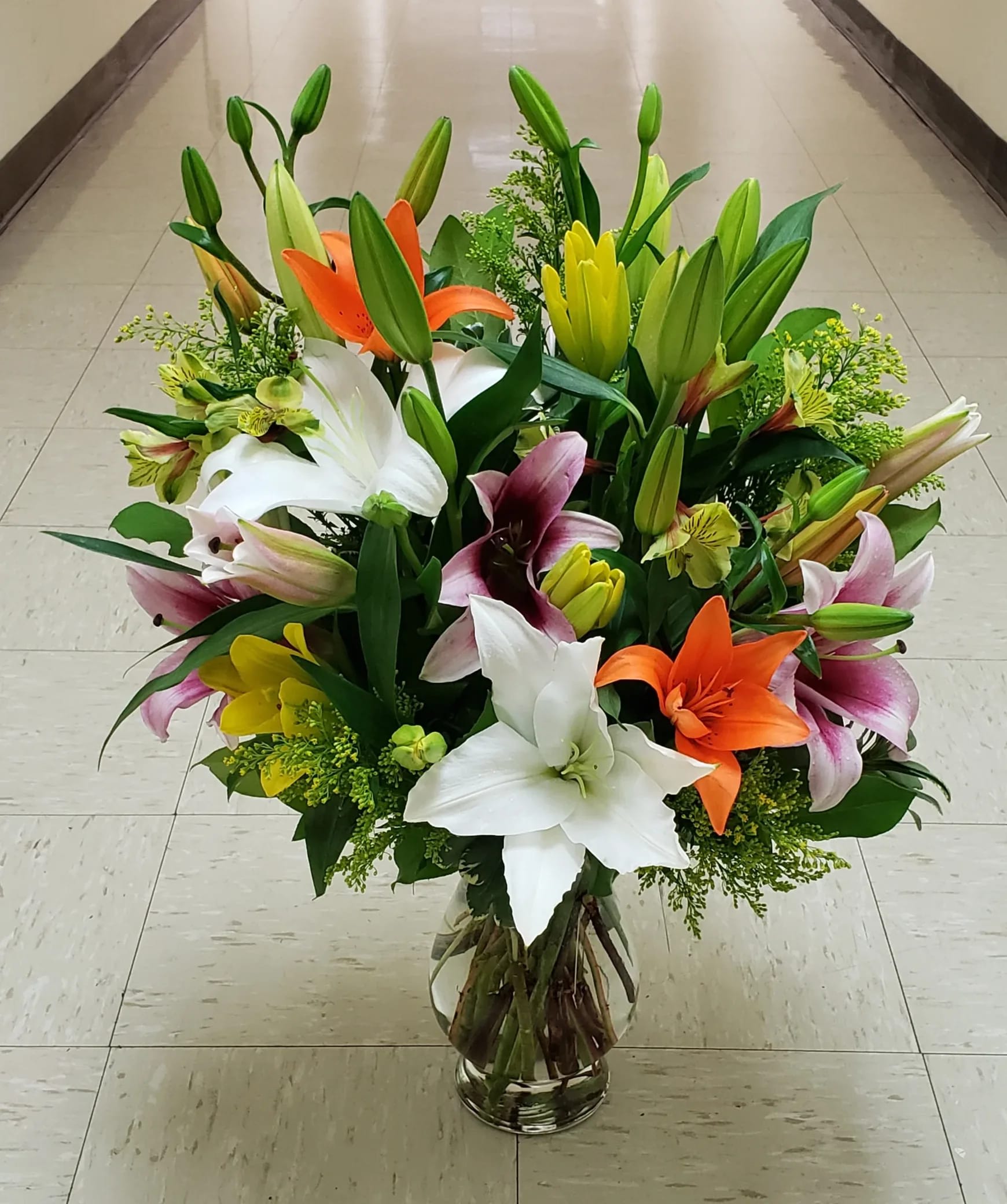 Bouquet of lilies and alstroemeria in a clear glass vase