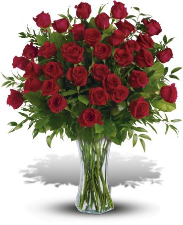 Bouquet of red roses in a clear glass vase