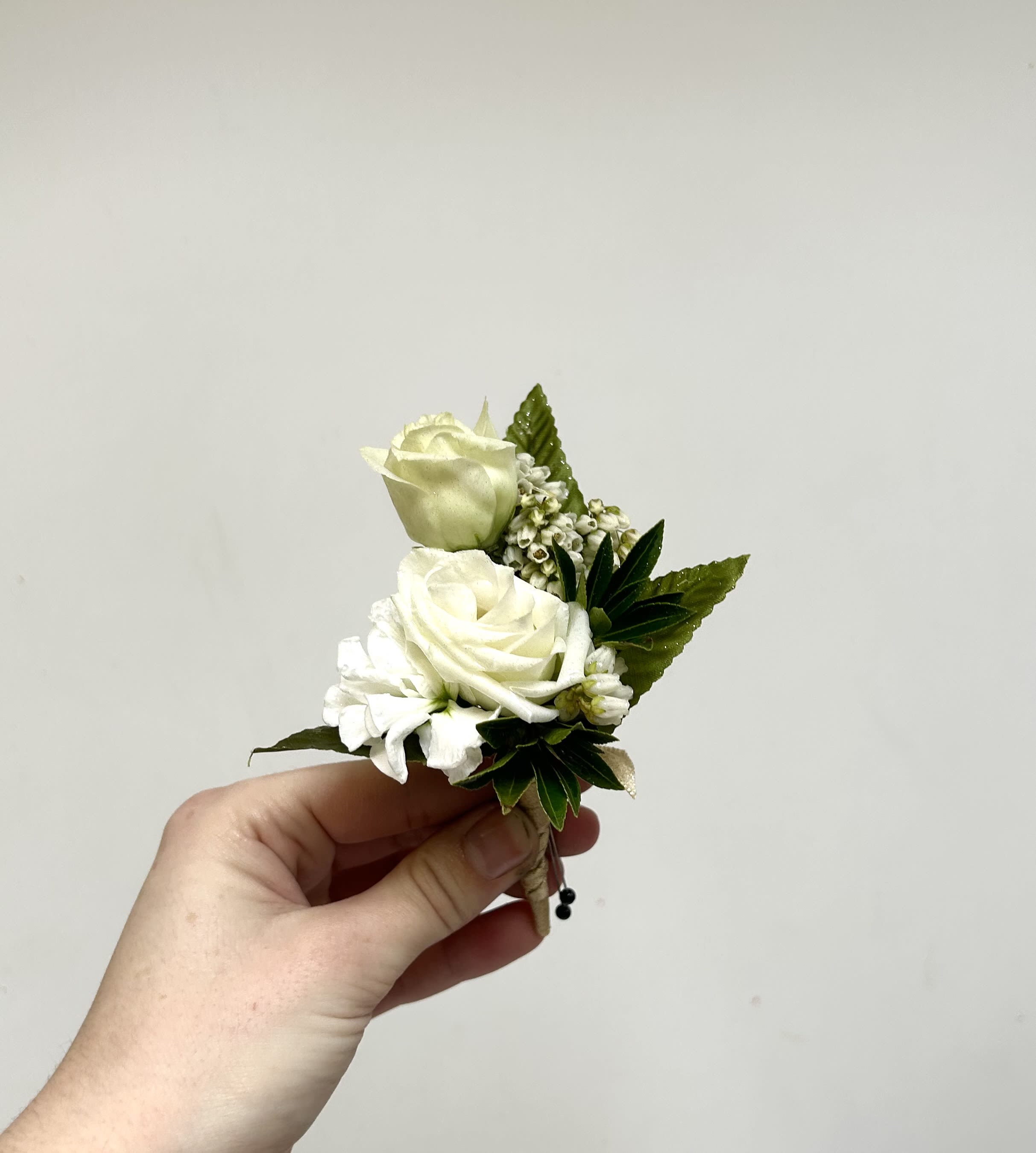 White &amp; Gold Mixed Boutonniere - White and gold pin on boutonniere. For specific flowers, please comment in special instructions and we will try our best to accomodate. 