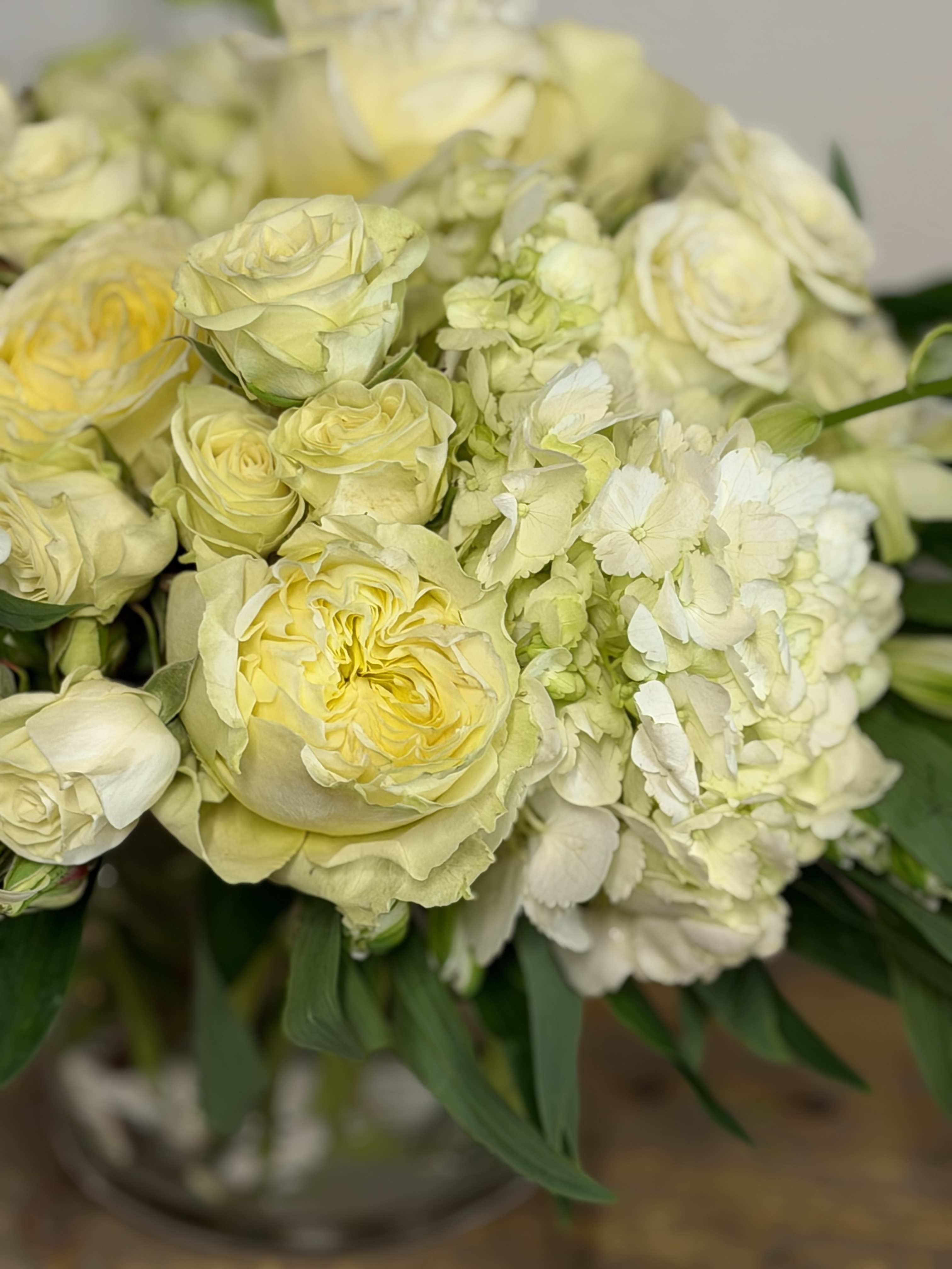 Bouquet of pale yellow roses and white hydrangeas