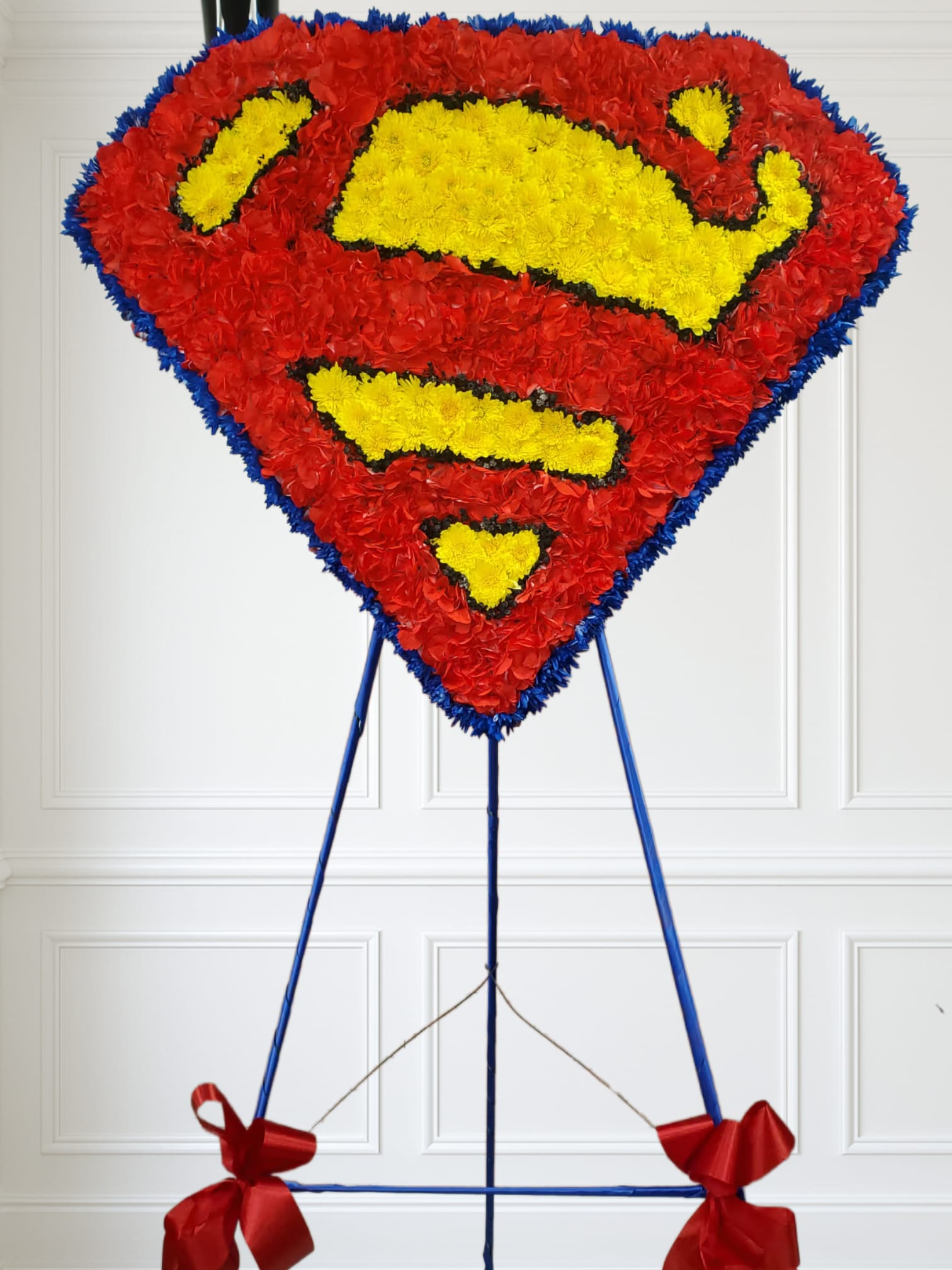 Super Dad  - Super man easel it can be use for a super Dad, for a fan of Super Man.  4bu yellow cushion , 4bu white cushion tinted blue, 25 res hydrangea.  37"x30"   7"x7"