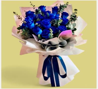 Blue Distinction Bouquet - Celebrate Dad with an avant-garde floral design. This sophisticated hand-tied bouquet combines the intensity of selected blue roses with premium textured greenery, creating a unique, elegant, and memorable contrast for his special day.