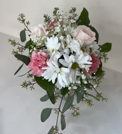 Bouquet of white daisies, pale pink roses, and pink carnations