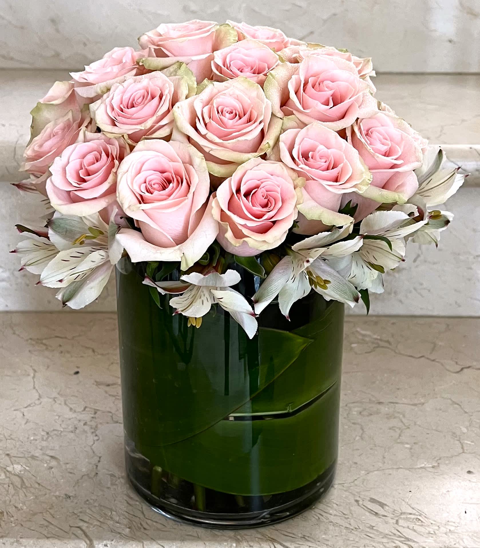 24 Roses in Pink Compact arranged in a vase - 24 Pink Roses Compact arranged in a vase