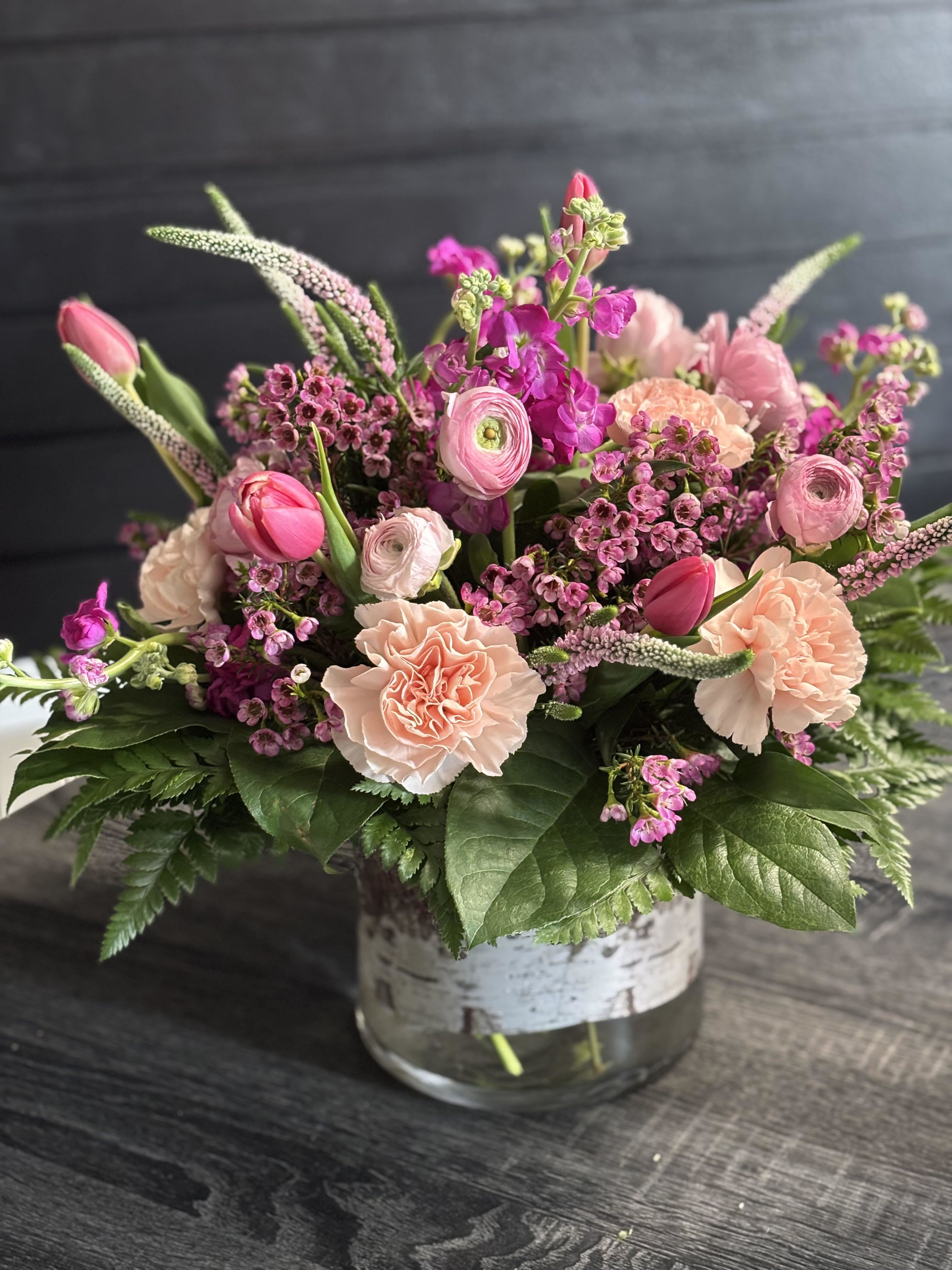 Pink and peach mixed bouquet in a glass vase