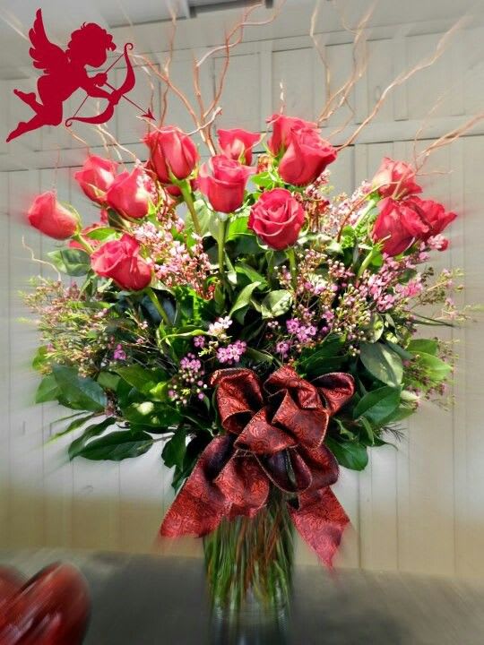 Bouquet of red roses with a large ribbon in a glass vase