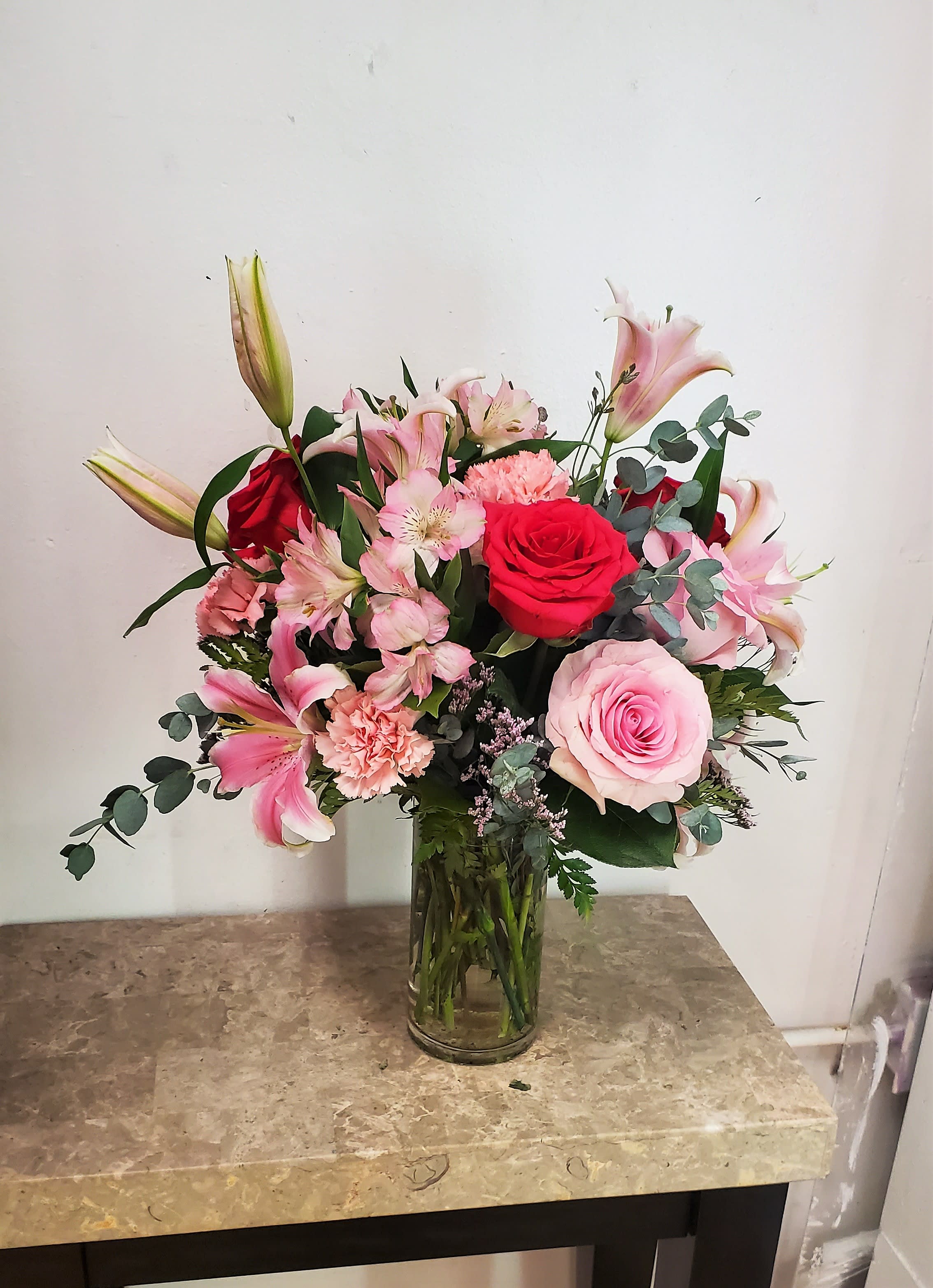 Pink and red mixed bouquet in a clear glass vase