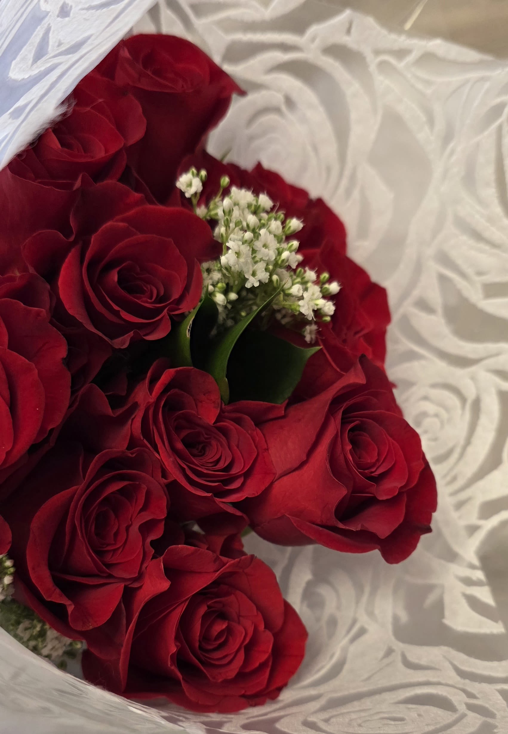 Dozen Rose Bouquet - Dozen fresh rose bouquet. DESIGNER CHOICE COLOR  Please be advice that this is a bouquet, it doesn't come with a vase. If you want a vase check out our classic dozen roses.