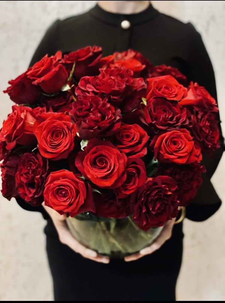 Bouquet of red roses in a clear glass vase