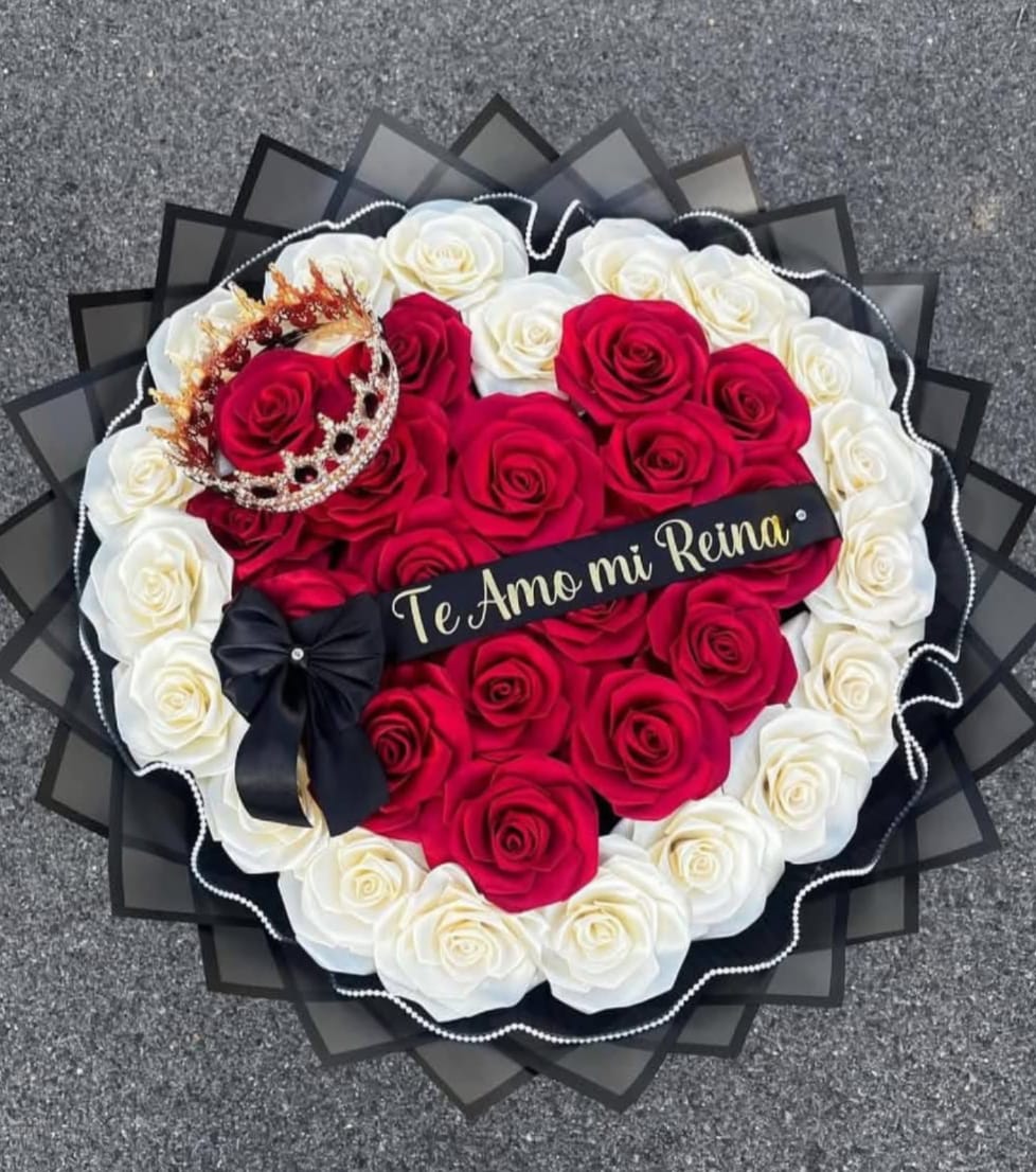 Heart-shaped red and white rose arrangement with crown and Spanish love message