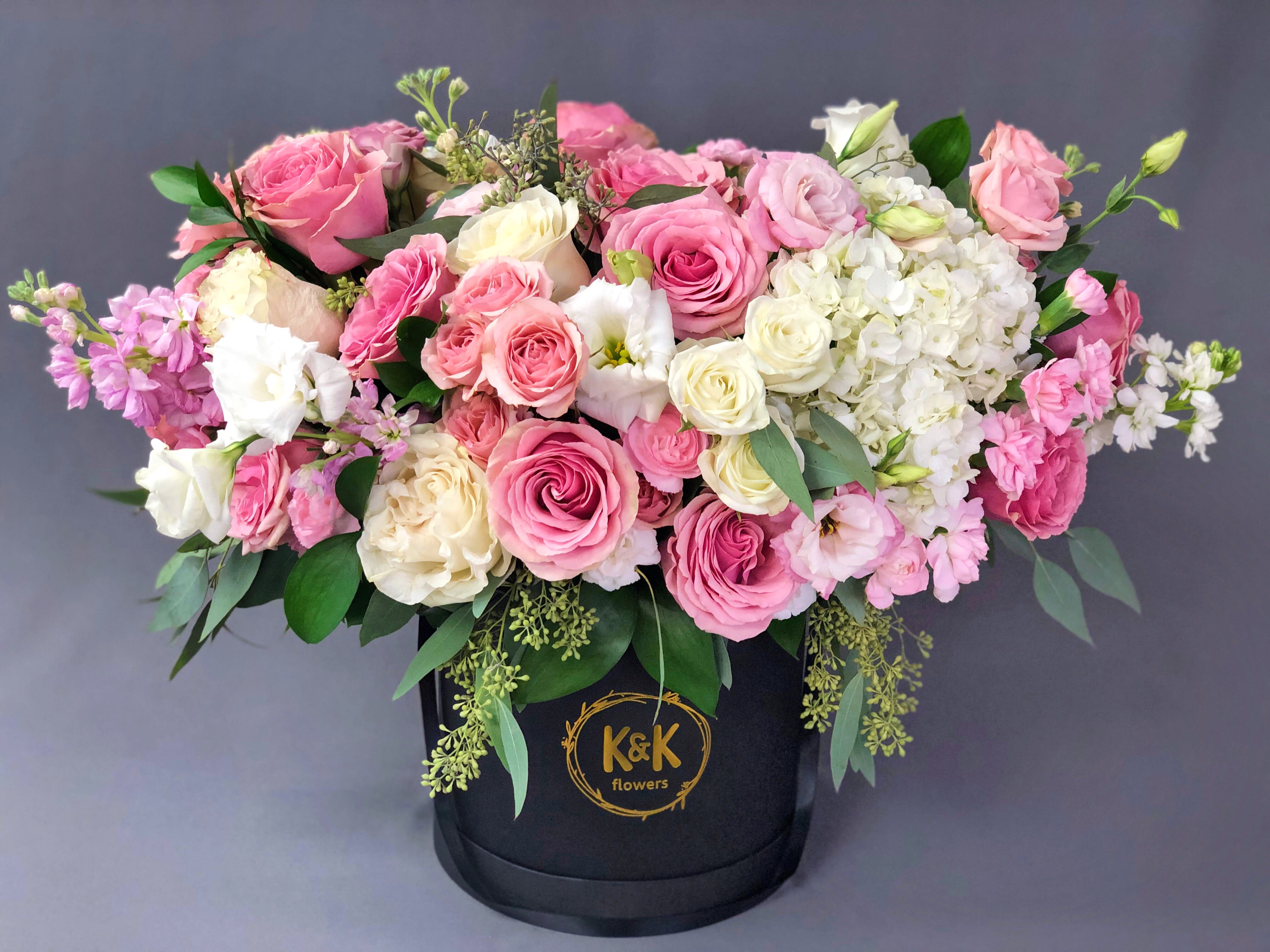 XXL hat box arrangement pink and white in a black box - Mixed flowers, from romantic and gentle to an edgy and interesting look. If You want a bouquet with a twist, choose our flower boxes. We have wood boxes for rustic-looking arrangements or hat boxes for a more elegant look. It’s a beautiful and convenient way. Flowers in boxes don’t need vases. That makes it perfect for transportation and keeping flowers hydrated and secure.