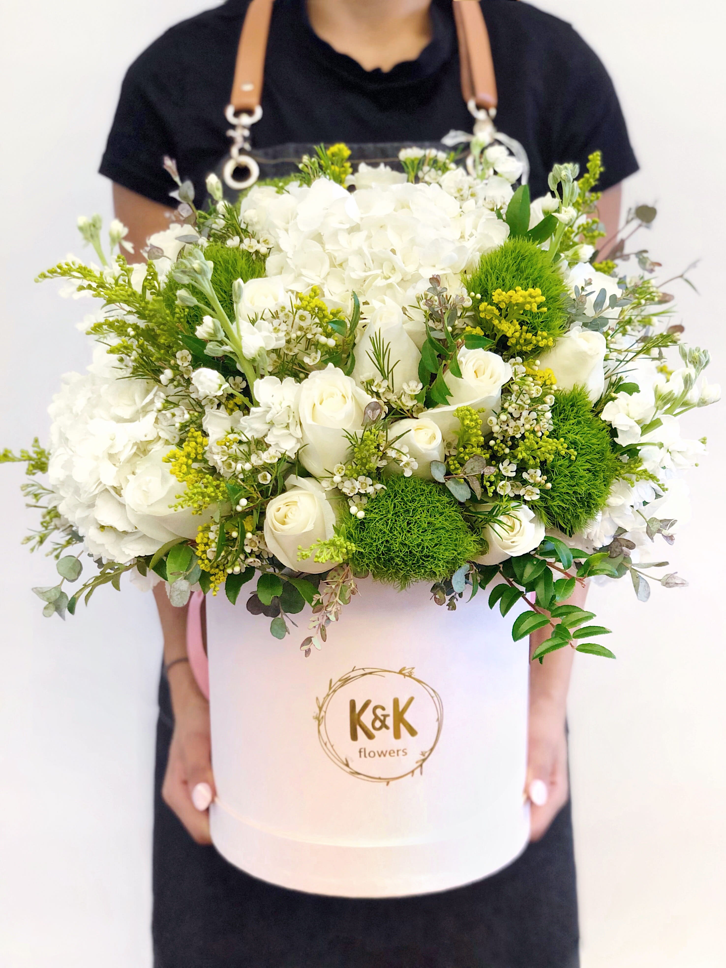 XL hat box arrangement white  - Mixed flowers, from romantic and gentle to an edgy and interesting look. If You want a bouquet with a twist, choose our flower boxes. We have wood boxes for rustic-looking arrangements or hat boxes for a more elegant look. It’s a beautiful and convenient way. Flowers in boxes don’t need vases. That makes it perfect for transportation and keeping flowers hydrated and secure.