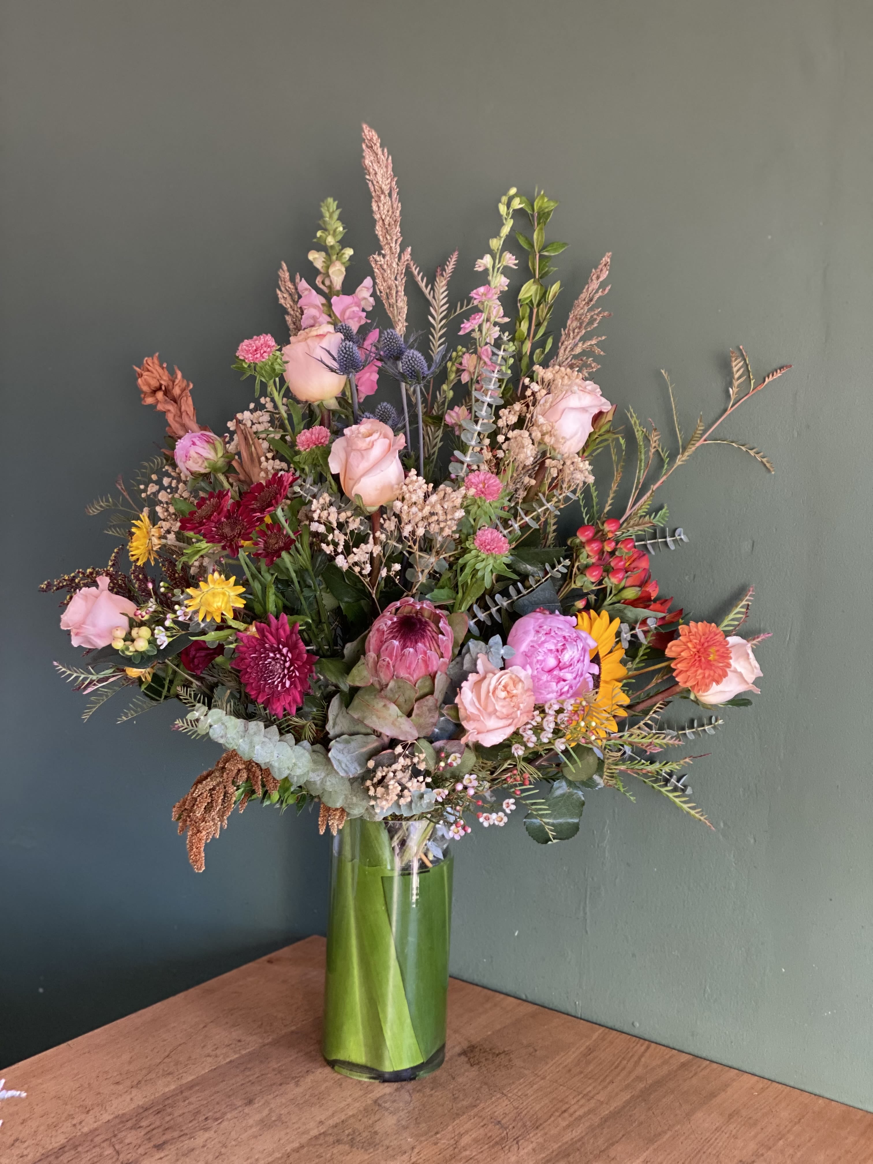 Warm summer in L.A - A mix of fresh blooms and dry flowers, in glass vase.