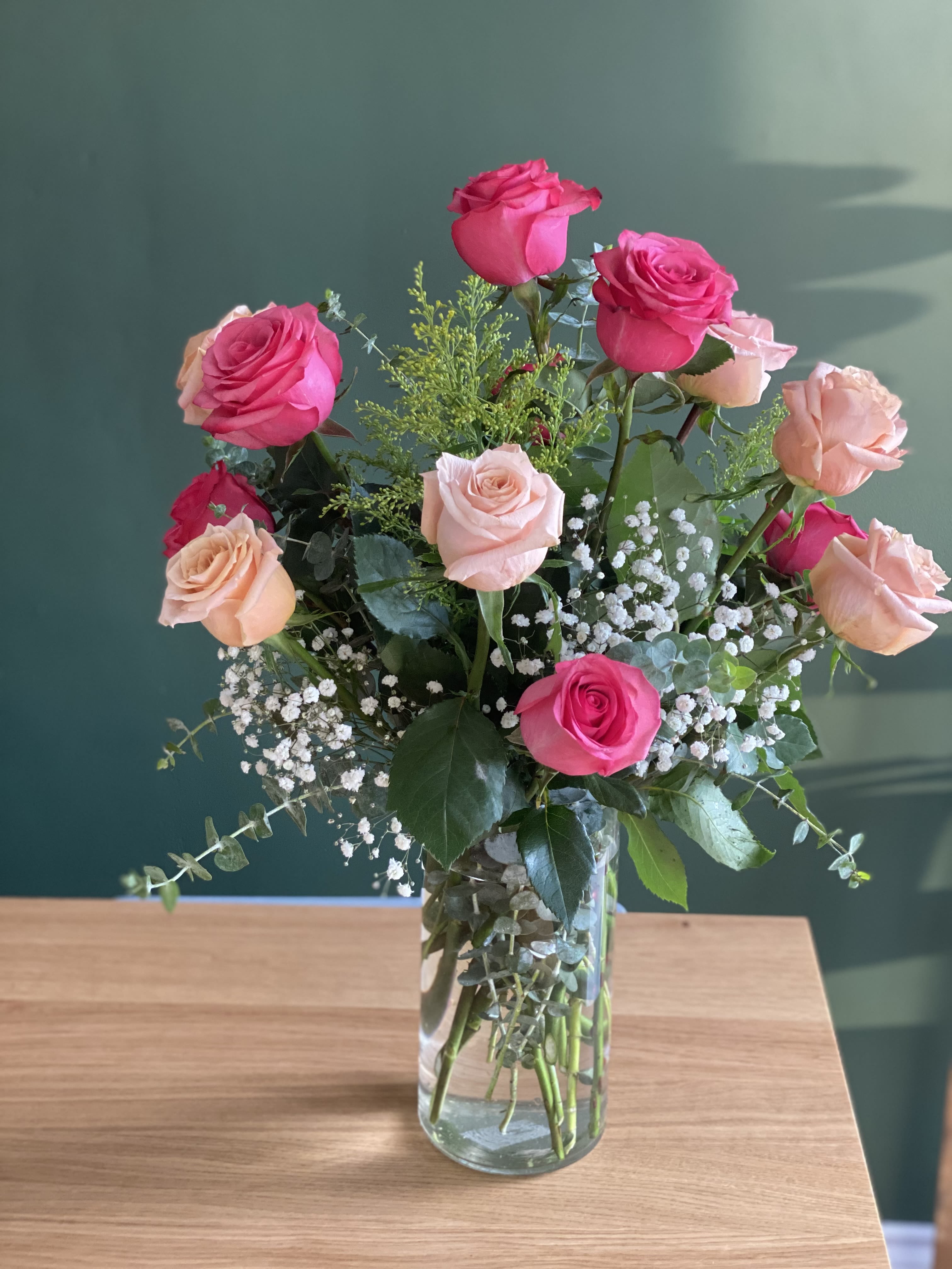 Rosa  - Pink roses with baby’s breaths &amp; mix greenery Arranged in glass vase 
