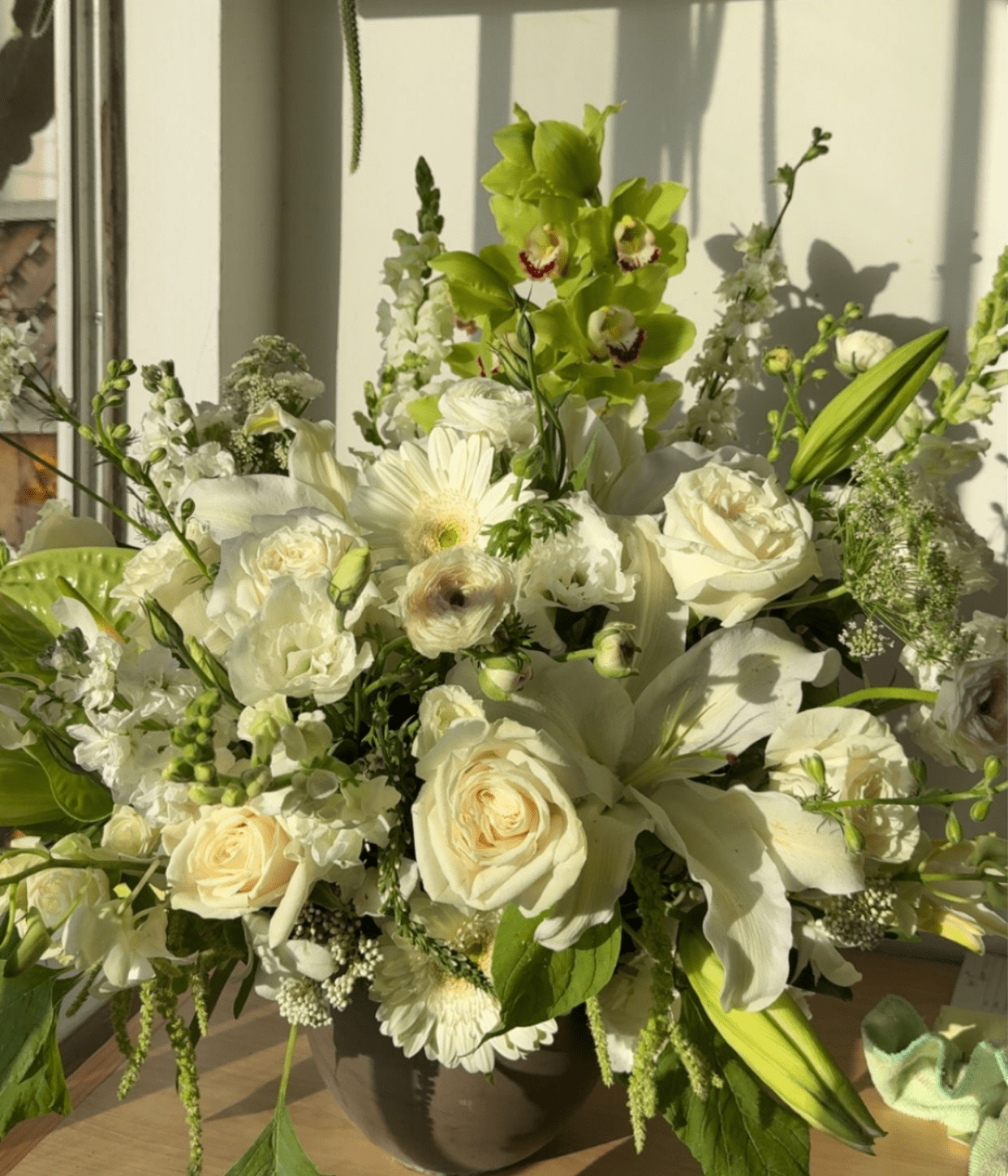 Floral en blanco  - All-white ceramic vase arrangement with roses, lilies, gerbera, ranunculus and green orchids and much more. 