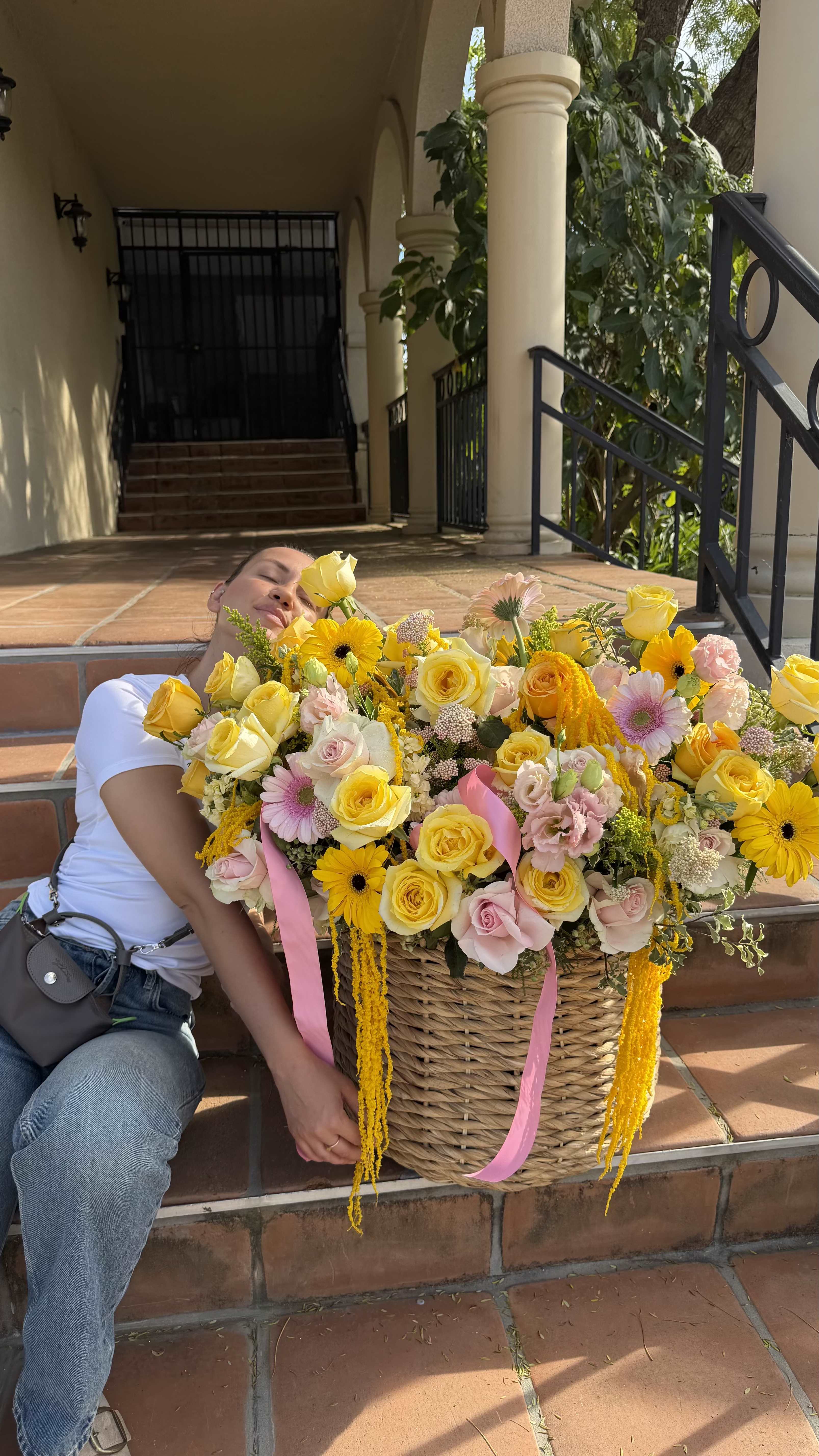 Dreamy Bloom - Stunning luxury XXL basket of 150 mixed roses, and other mixed flowers.