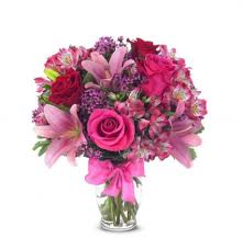 Pink and red mixed bouquet in a clear glass vase