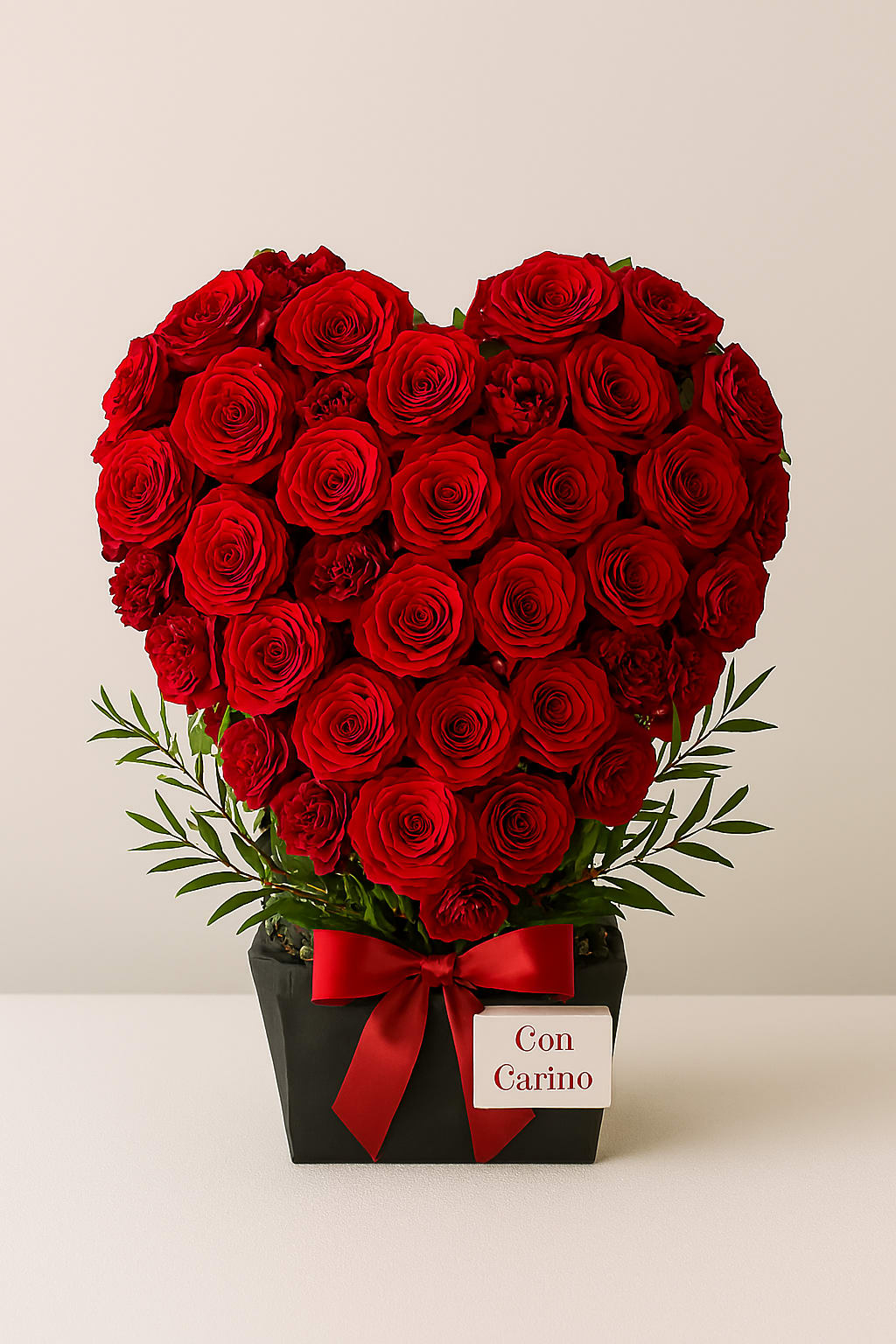  Corazón Clásico by Latin Lady Tradicional - Un corazón floral clásico y elegante, diseñado con rosas rojas frescas en una base negra con listón. Su forma definida, su color intenso y su estilo moderno lo convierten en un detalle romántico y significativo para cualquier ocasión especial.  A classic, elegant floral heart designed with fresh red roses in a black base with ribbon. Its defined shape, rich color, and modern style make it a romantic, meaningful piece for any special occasion.  