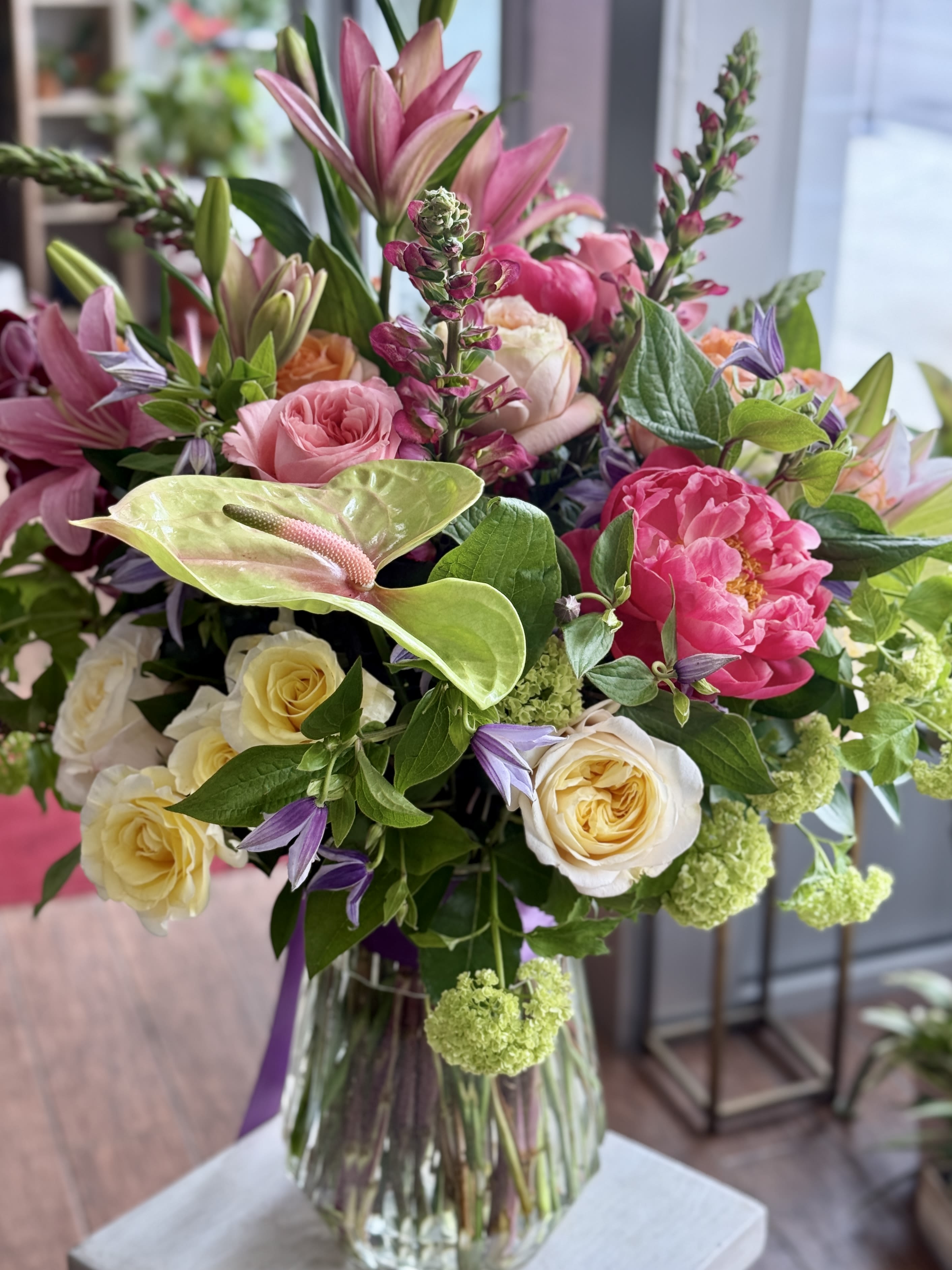 Mixed pink and cream bouquet in a clear glass vase