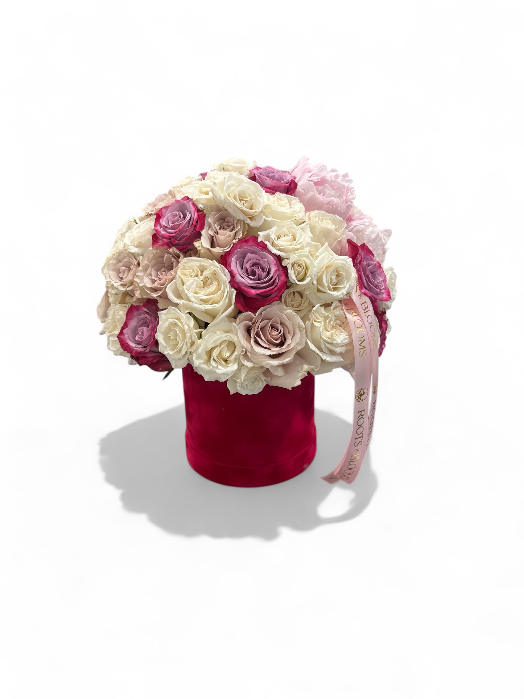 Bouquet of cream and pink roses in a red velvet box