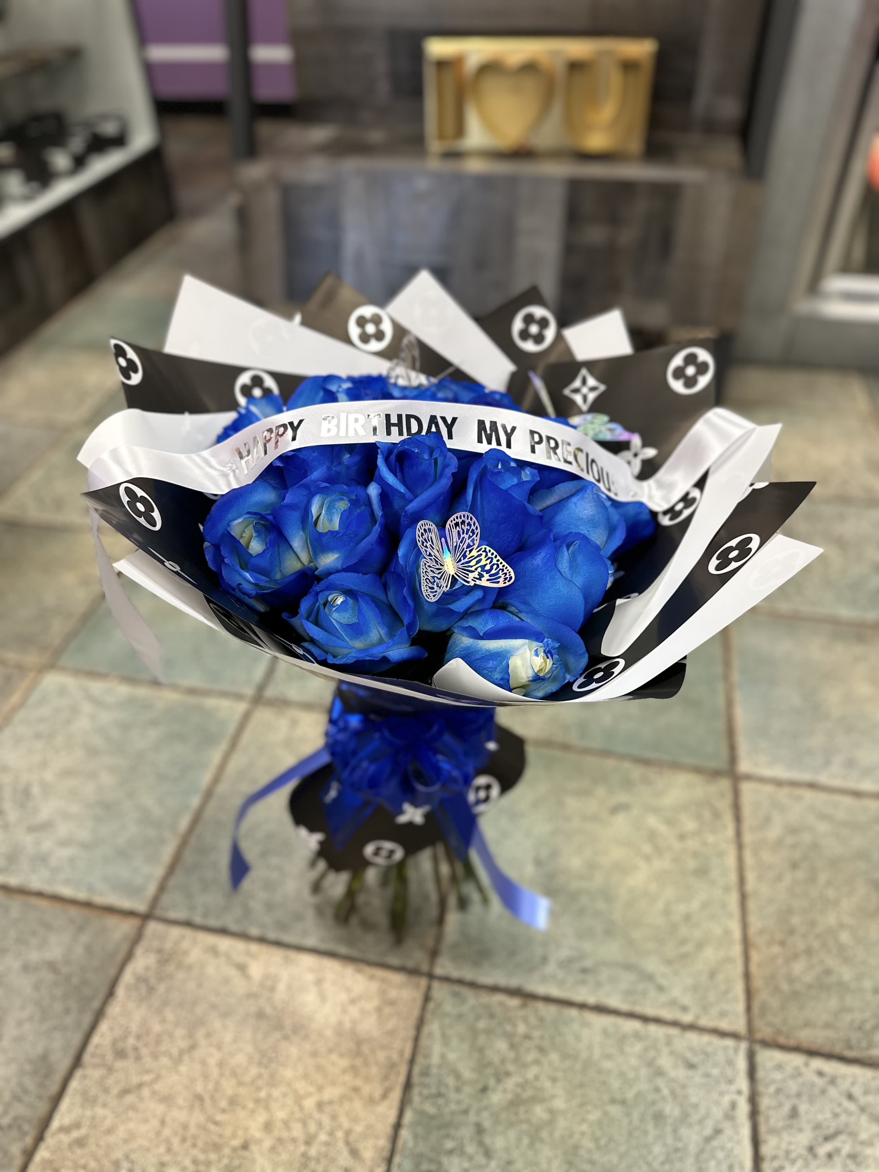 Blue Roses Buchon - Bouquet of blue roses with a custom banner and design Korean paper Ramo de rosas azules con liston personalizado y paper koreano de disenador