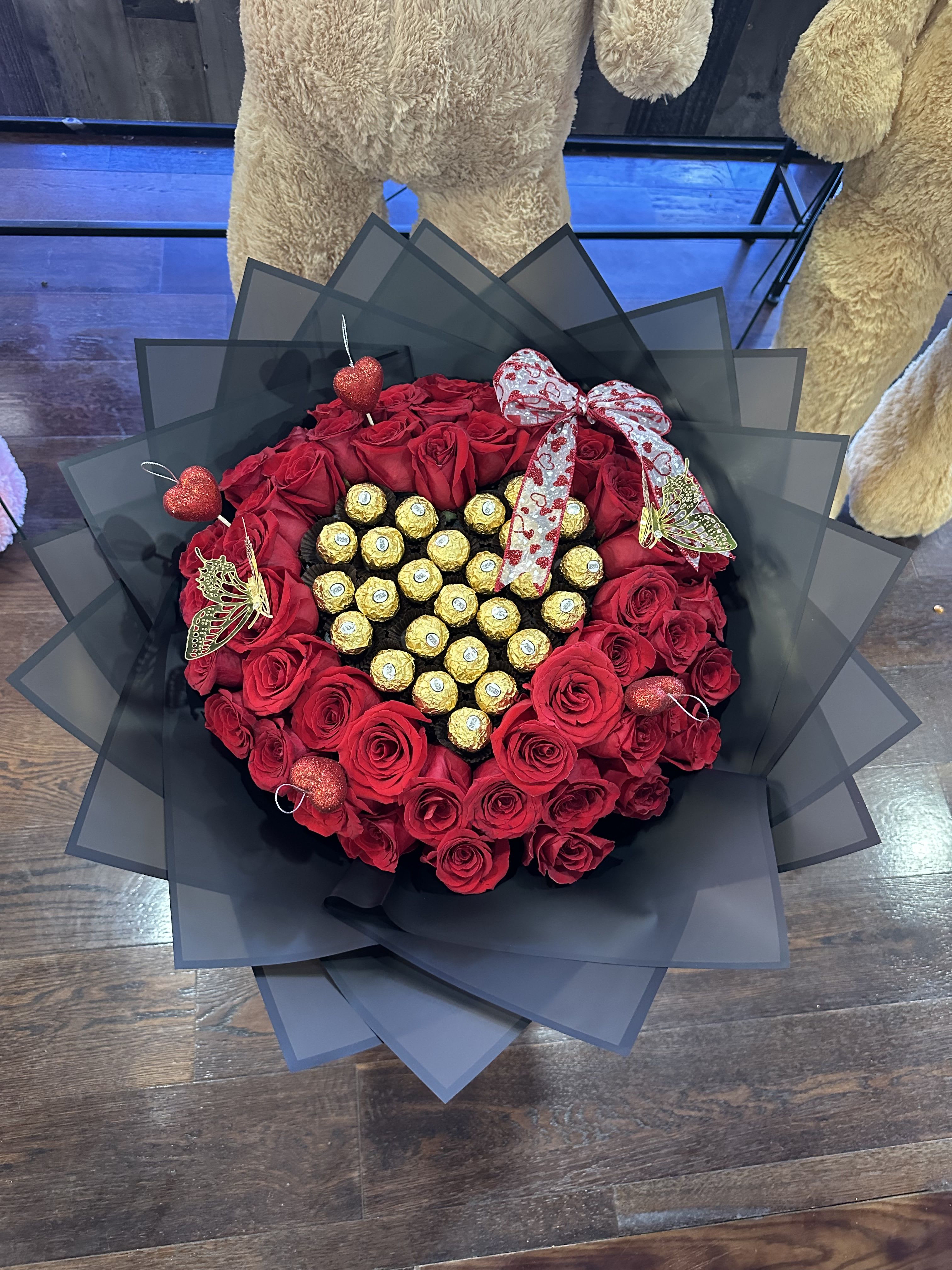 Buchon of  Roses-with a heart shape Ferrero's - Long-stem roses with a heart in the middle, full of Ferrero chocolates. Include Butterfly, Custom ribbon, Korean waterproof paper, and Large red bow.