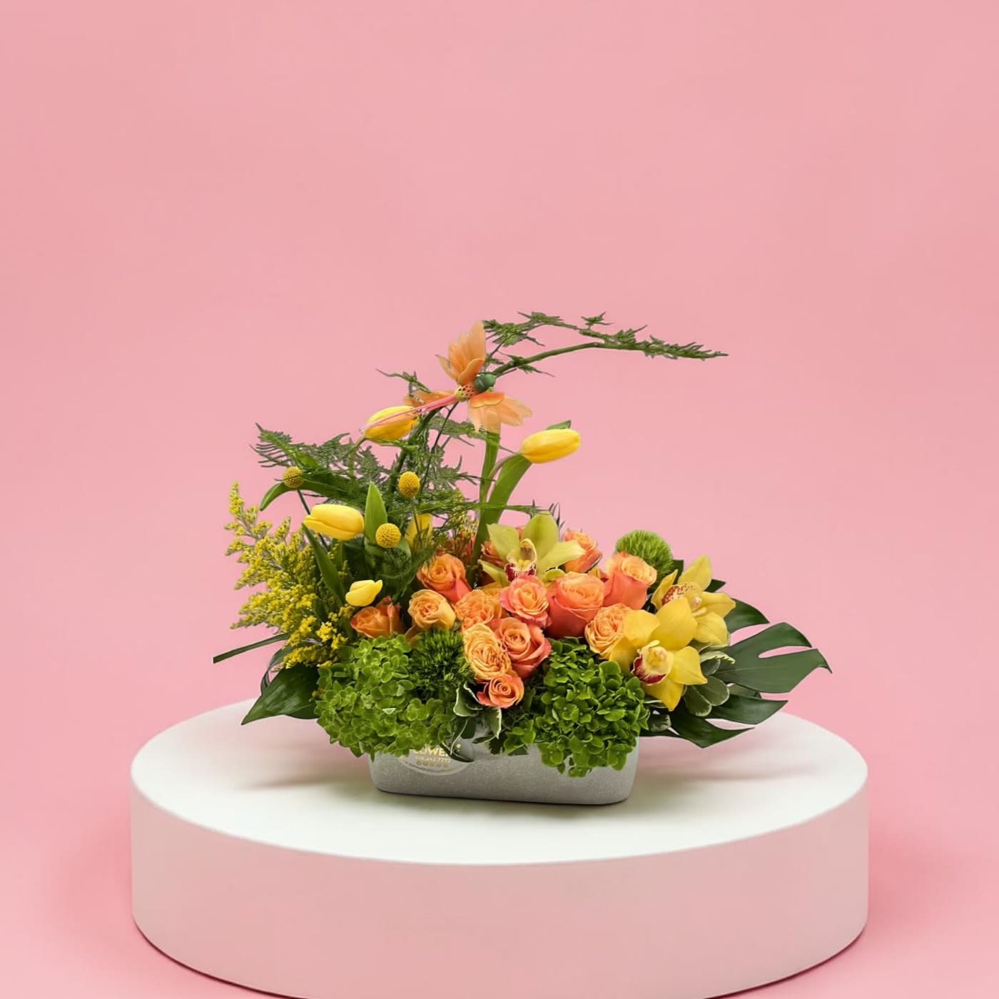 Glorious Cascade - Glorious flowers in a crescent into a cascade of flowers. If you prefer a different color theme, please send us a message when ordering.