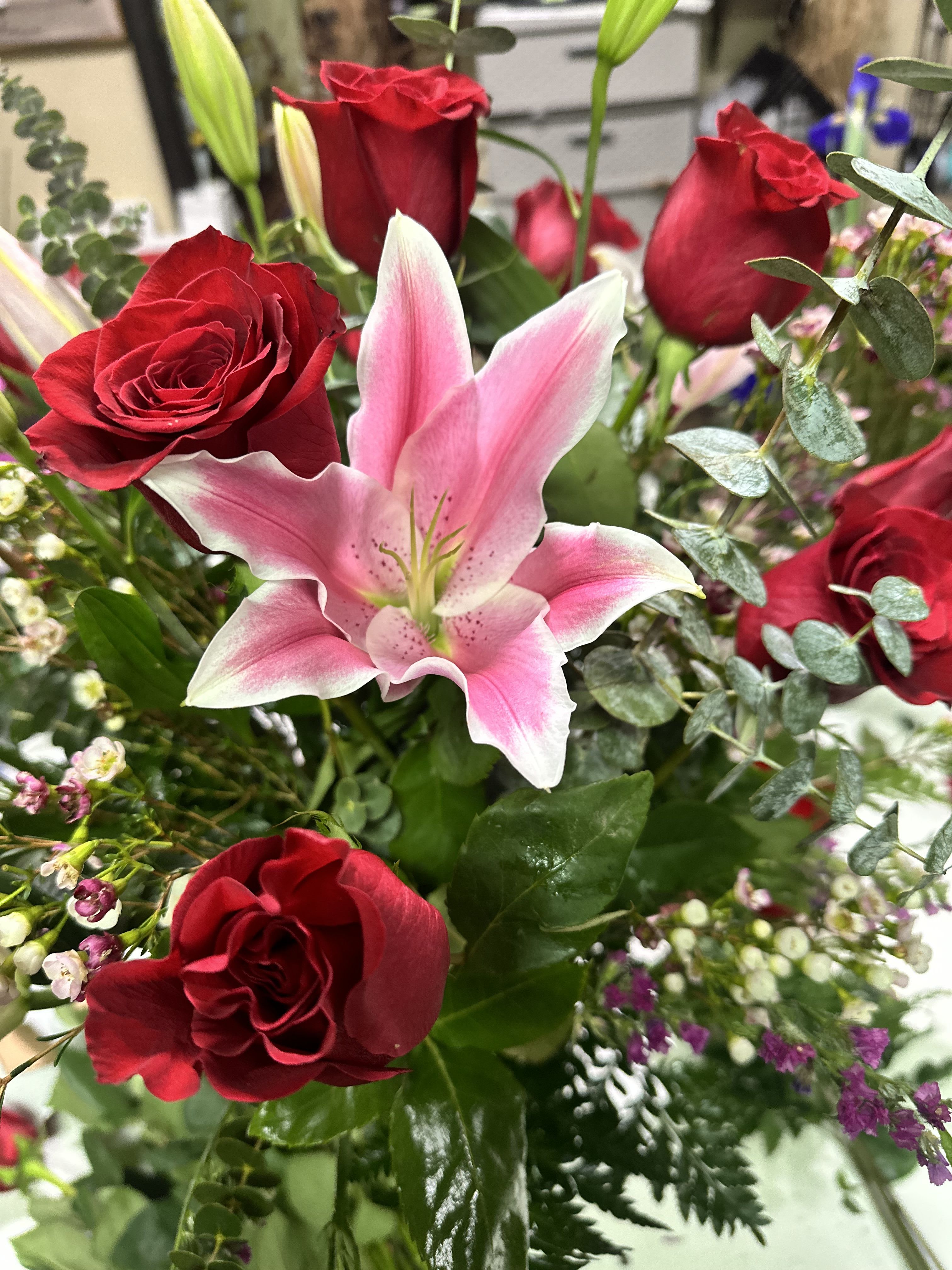 Bouquet of red roses and a pink lily
