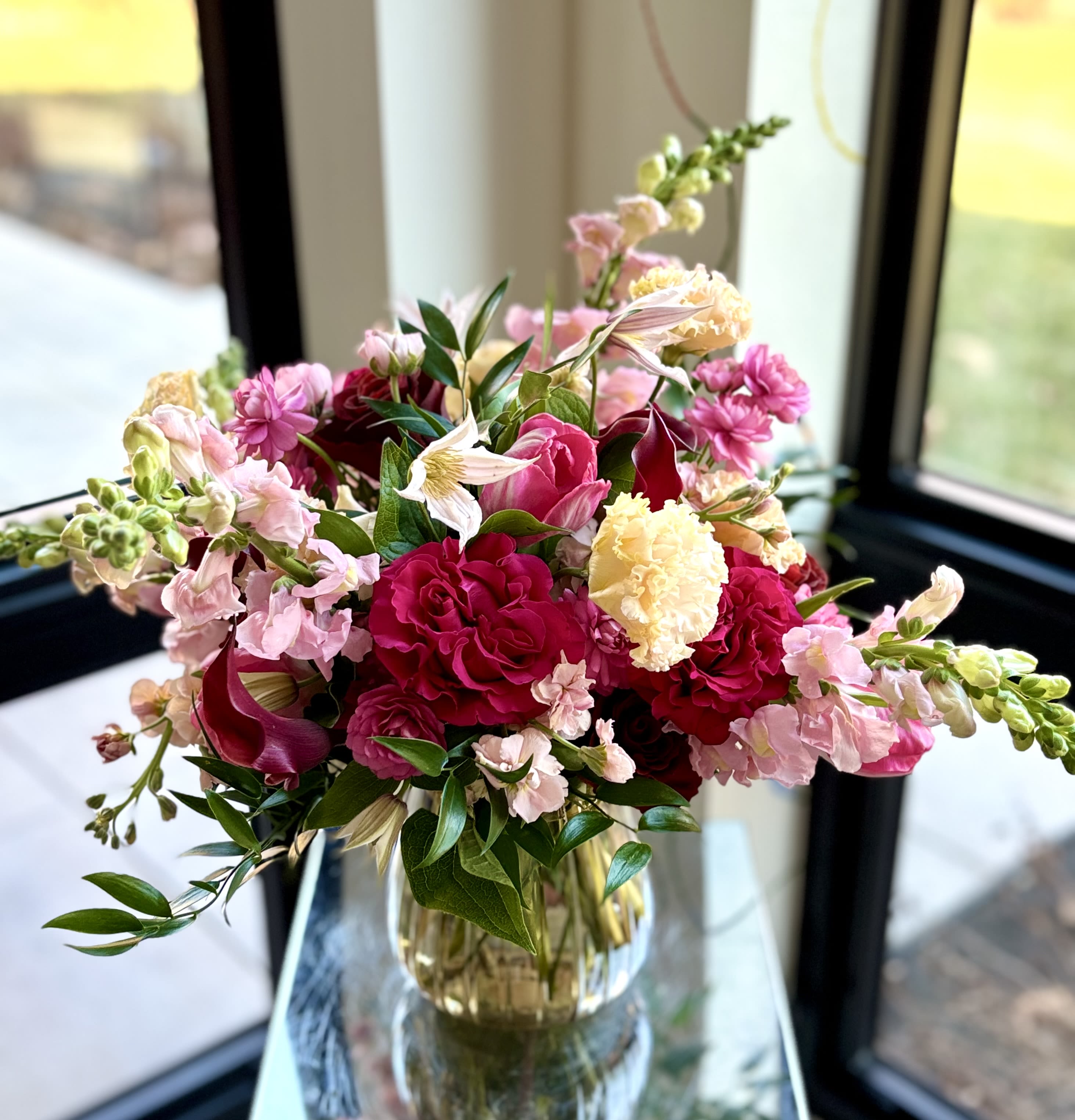 Pink and red mixed bouquet in a glass vase