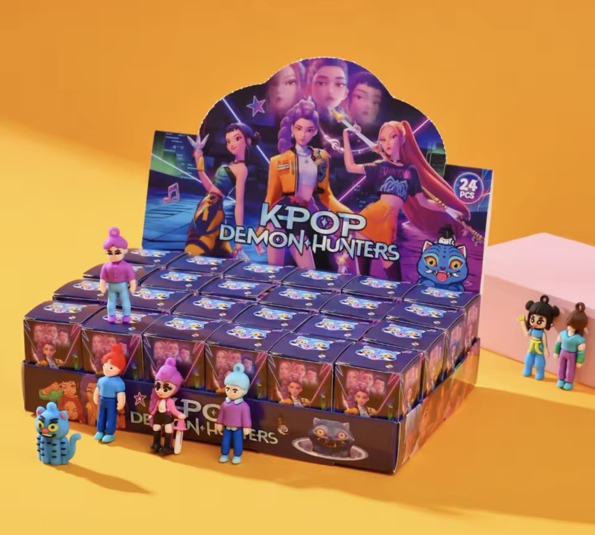 K POP Key chain  - K pop key chain , random pick package 