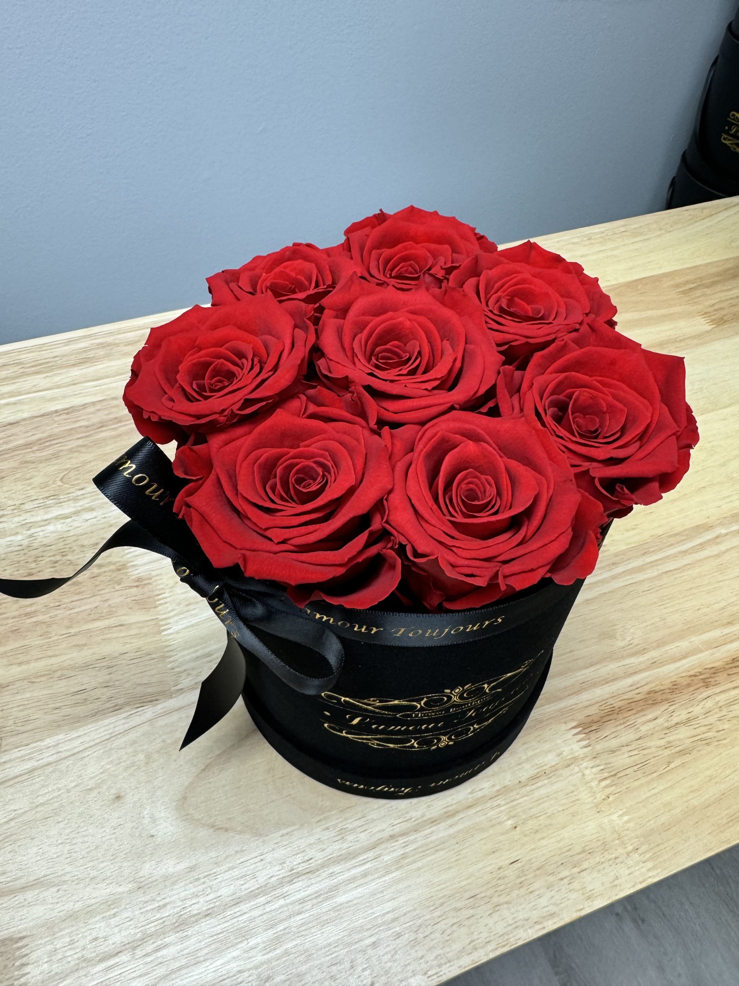 La petite Everlasting box - black velvet - Mini black velvet box with 8 Everlasting roses. Everlasting roses are real roses preserved to last over three years. 