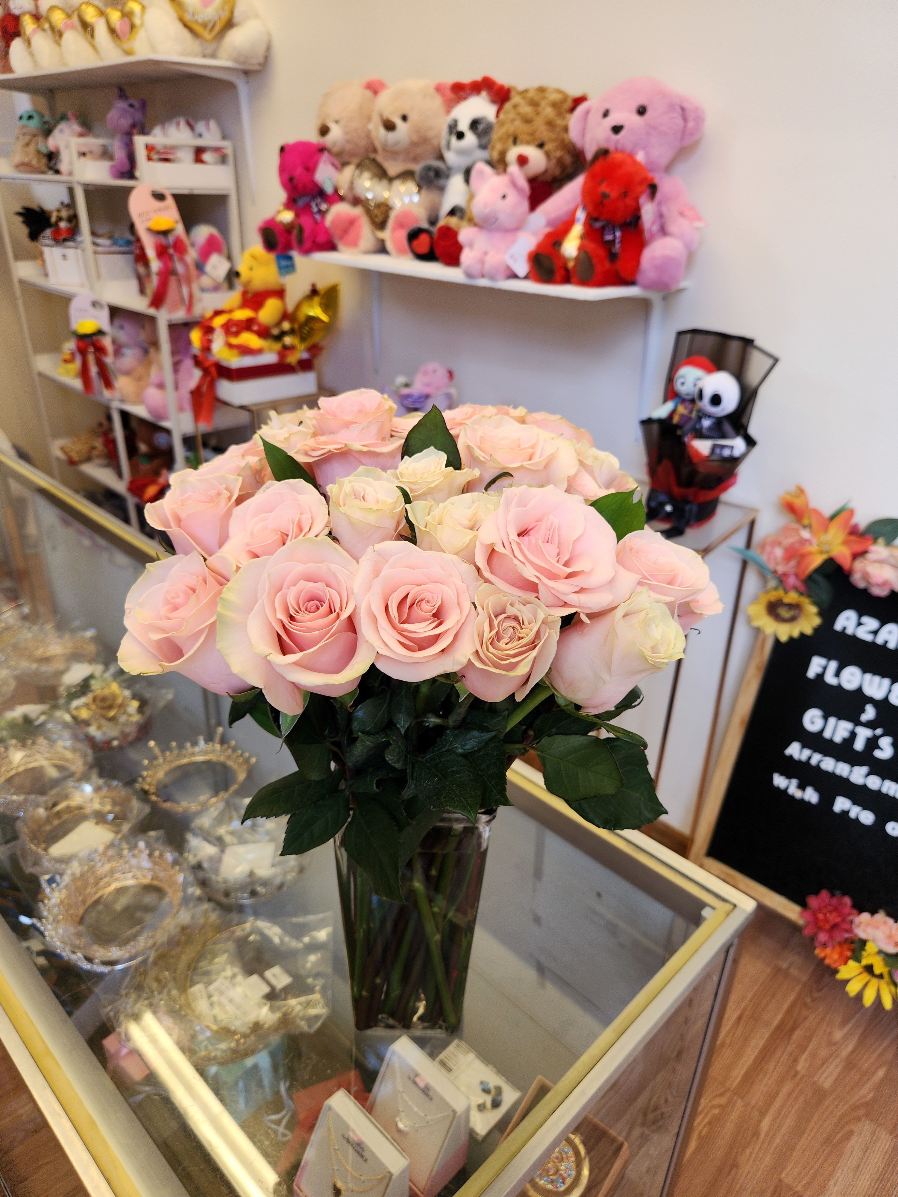 Bouquet of pale pink roses in a clear glass vase