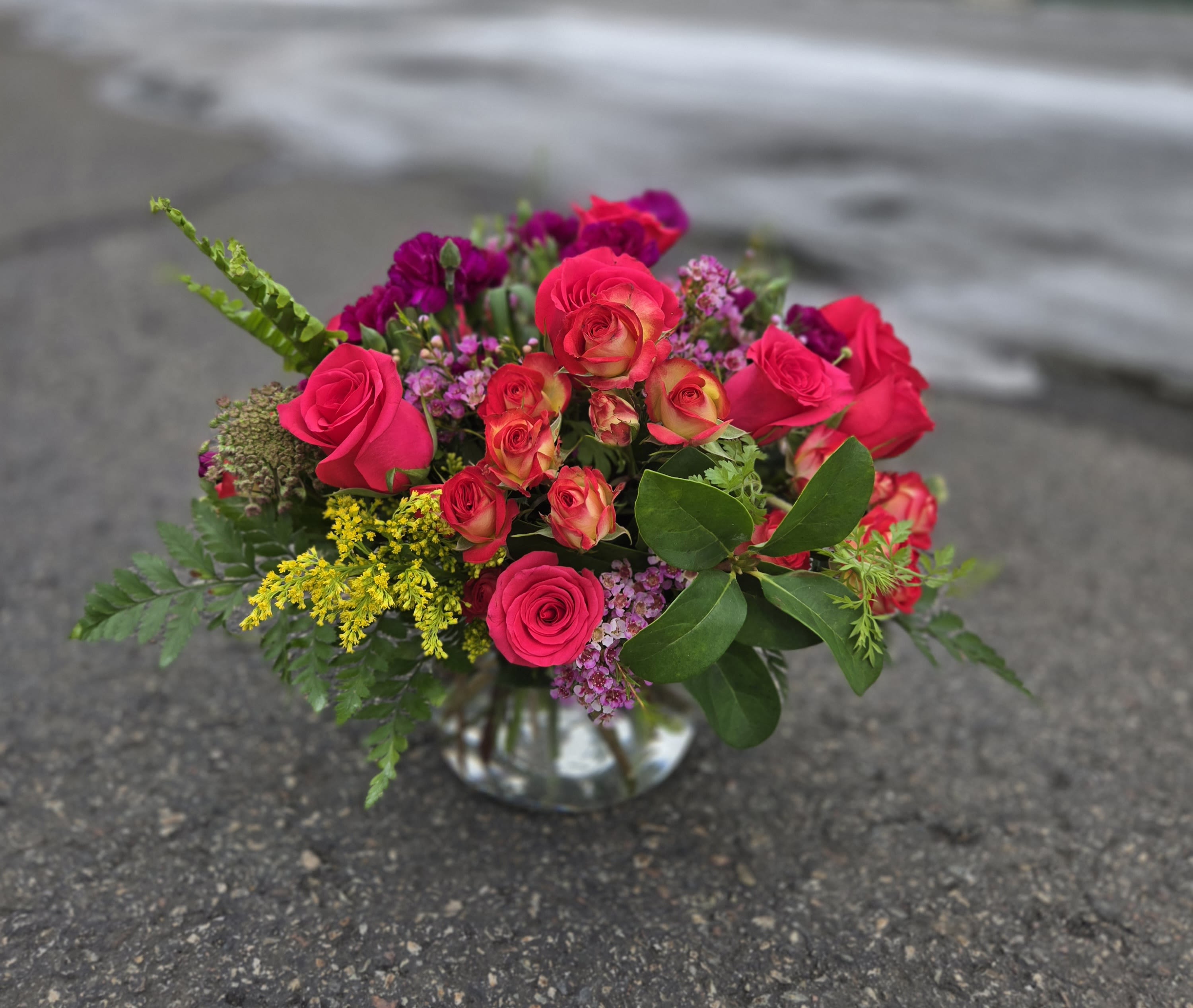 Dama de Rojo - una docena de rosas regulares acompanado de variedad de flores y follajes delicados y frescos.
