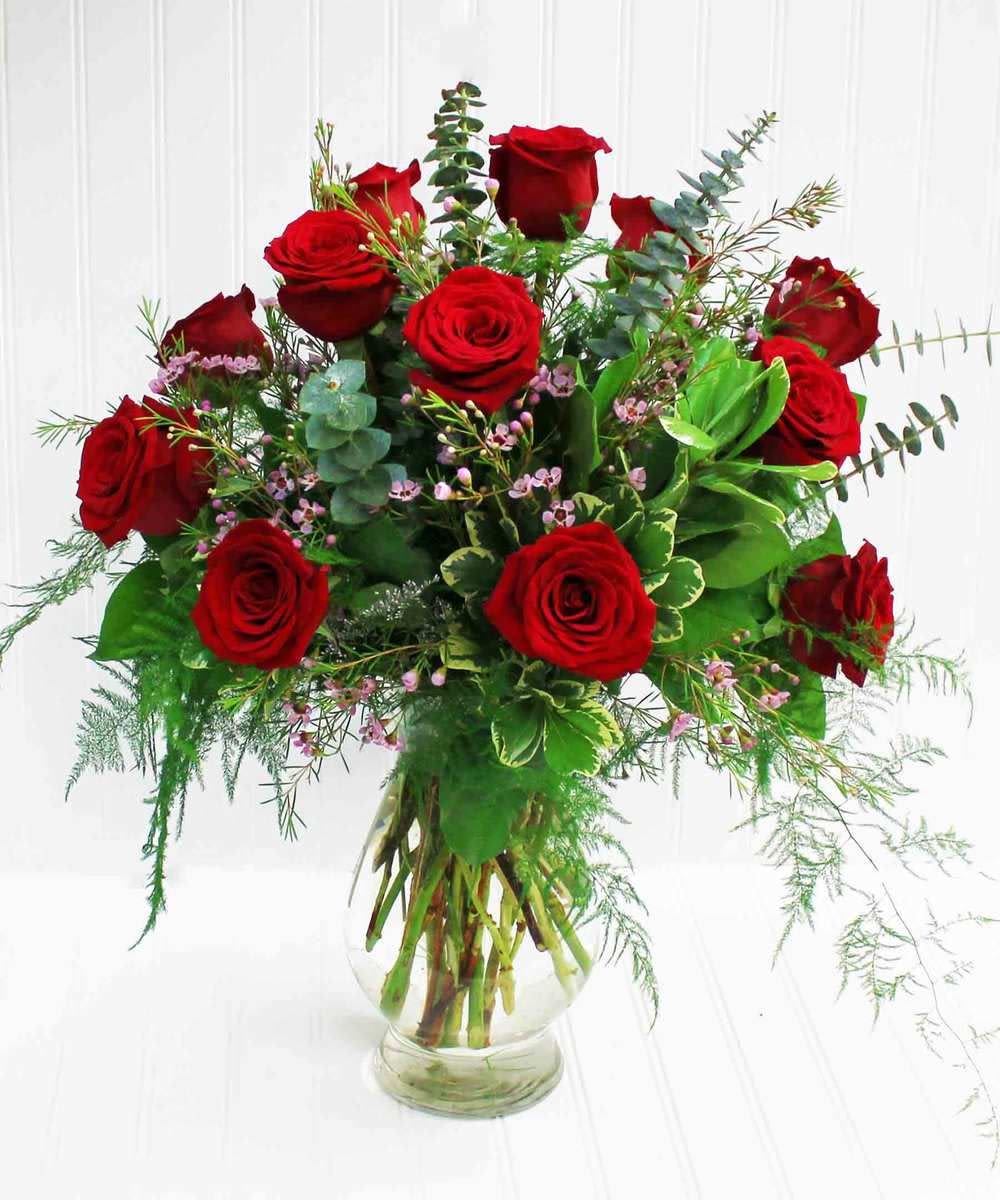 Bouquet of red roses in a clear glass vase