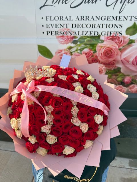 Queen of My Heart Luxury Bouquet - Make a grand statement with our luxury Buchon Bouquet featuring 100 premium, fresh red roses meticulously arranged in the classic round Mexican style. Wrapped in elegant paper and finished with a premium bow. Perfect for unforgettable anniversaries, proposals, or birthdays. Premium flower delivery available in Midland, TX. Sorprende a lo grande con un espectacular Ramo Buchón de 100 rosas rojas premium de la más alta calidad. Diseñado con la forma redonda perfecta y envuelto en papeles elegantes de manera artesanal. El regalo de lujo ideal para aniversarios, propuestas de matrimonio o cumpleaños. Florería con servicio a domicilio en Midland, TX