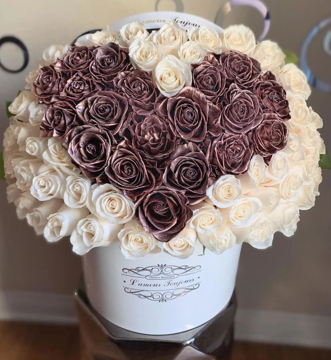 Bouquet of white and mauve roses in a white hatbox