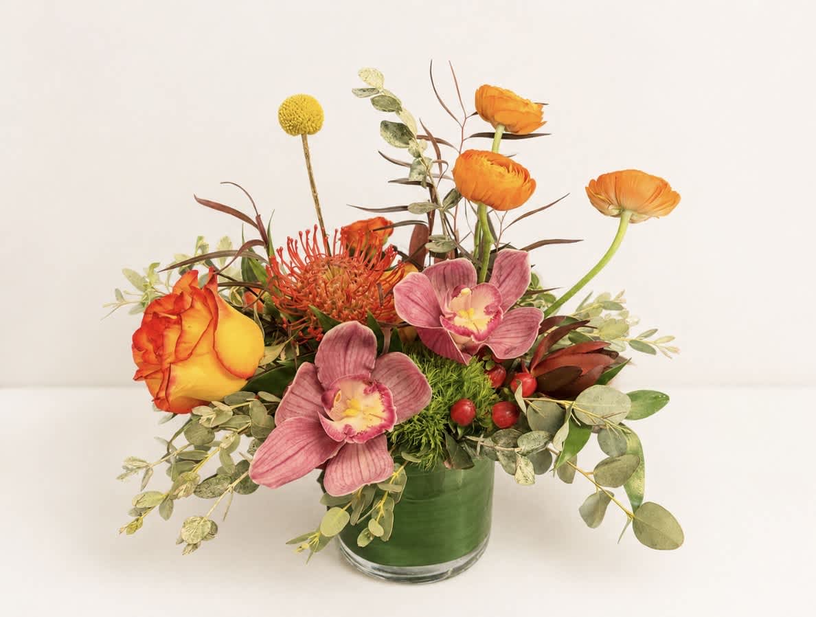 Orange and pink mixed bouquet in a glass vase