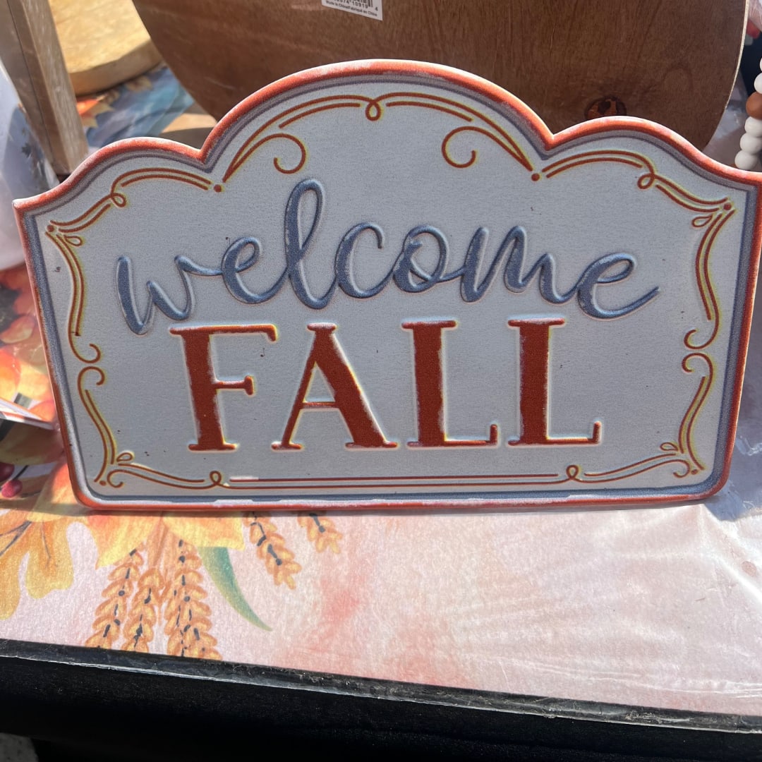 Decorative sign reading "welcome FALL"