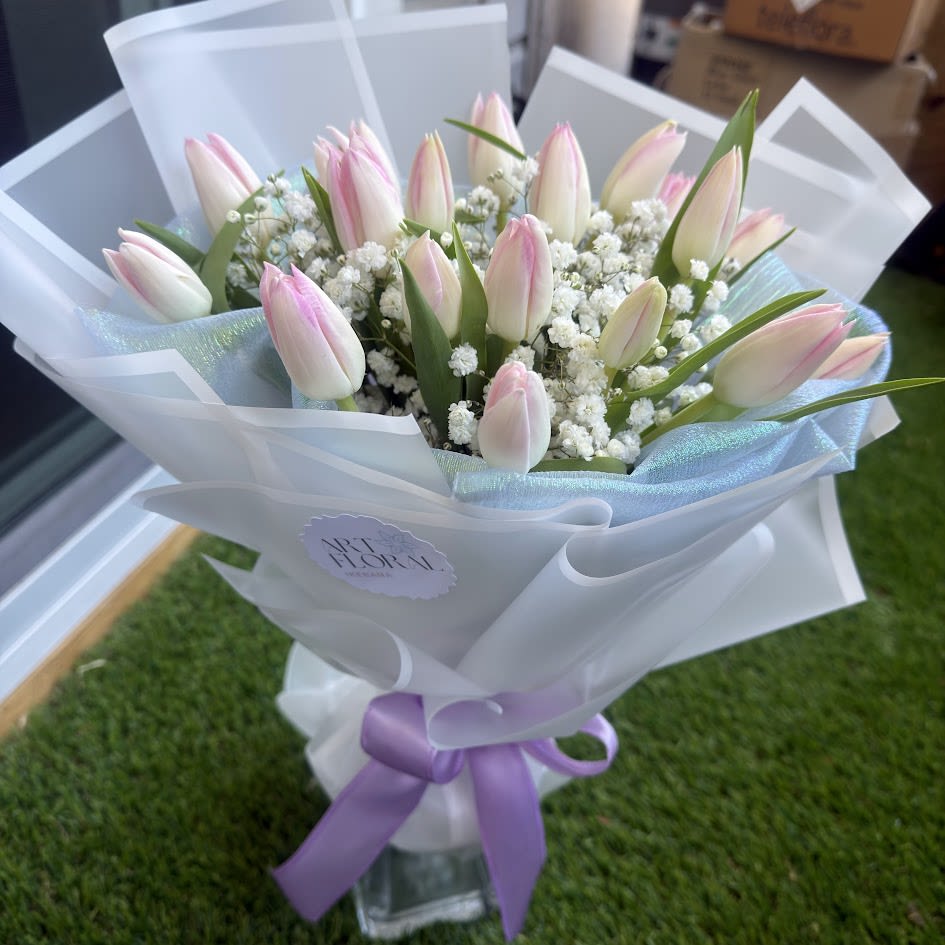 Sweet Charm - A delicate arrangement of pink tulips, carefully selected to convey tenderness, love, and elegance. Designed in a modern style and wrapped in high-quality Korean paper, this piece is perfect for special occasions or simply to brighten someone's day. Its soft color and natural freshness create a visually charming and unforgettable gift.